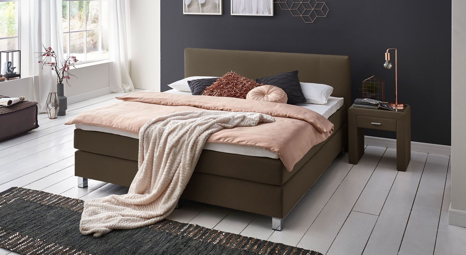 Hier kleidet ein brauner Webstoff das attraktive Boxspringbett "Ferryland" (Liegehöhe: 53 cm).