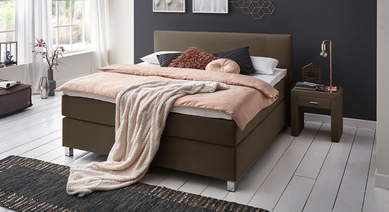 Das gemütliche Boxspringbett "Ferryland" (Farbe Braun, Liegehöhe: 66 cm) mit verchromten Füßen.