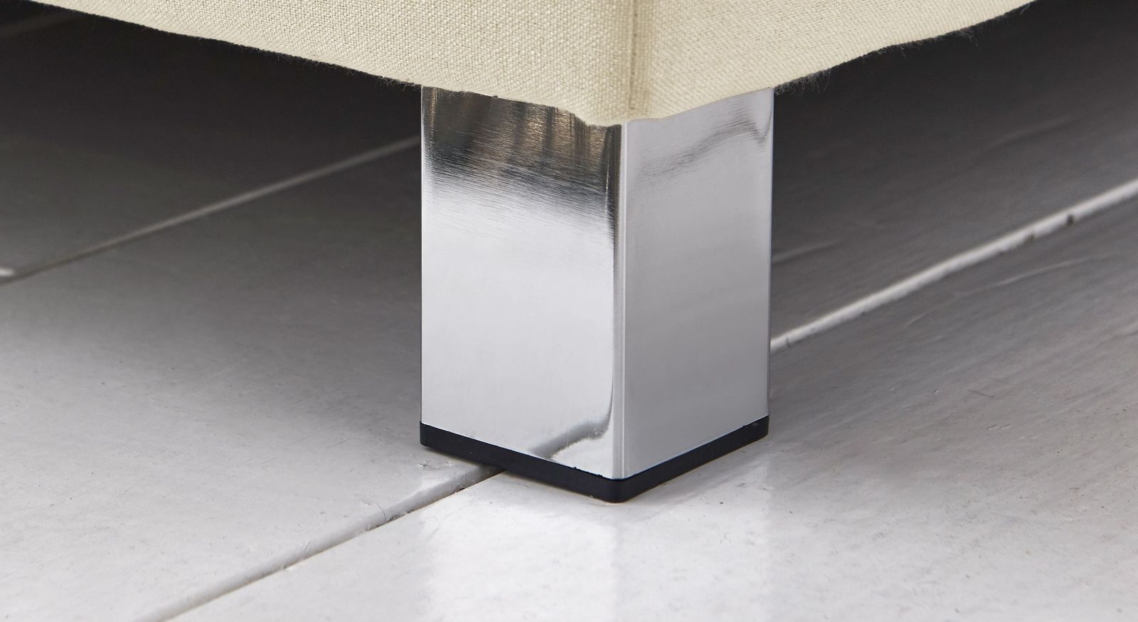 Passend zum Designkonzept verfügt das Boxspringbett "Ferryland" über verchromte Metallfüße.