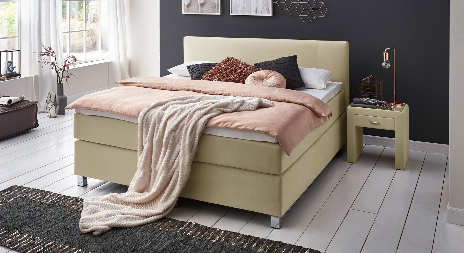 Einen sehr komfortablen Ein- und Ausstieg bietet das 66 cm hohe Boxspringbett (hier im Farbton Natur).