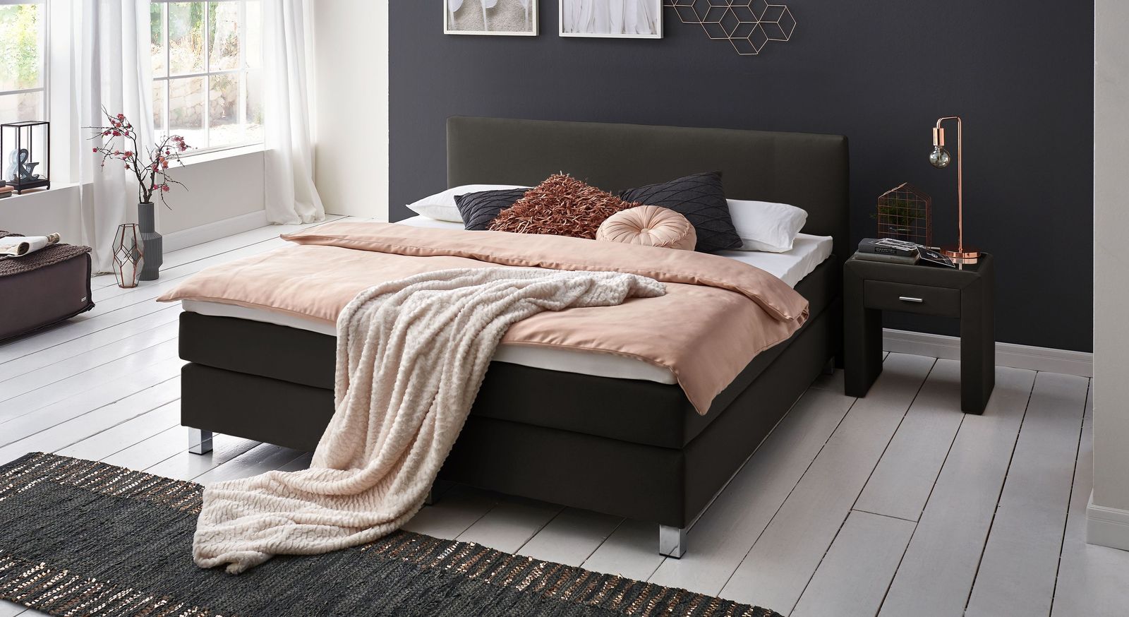 In elegantem Schwarz sorgt das 53 cm hohe Boxspringbett für erholsame Nächte und schöne Träume.