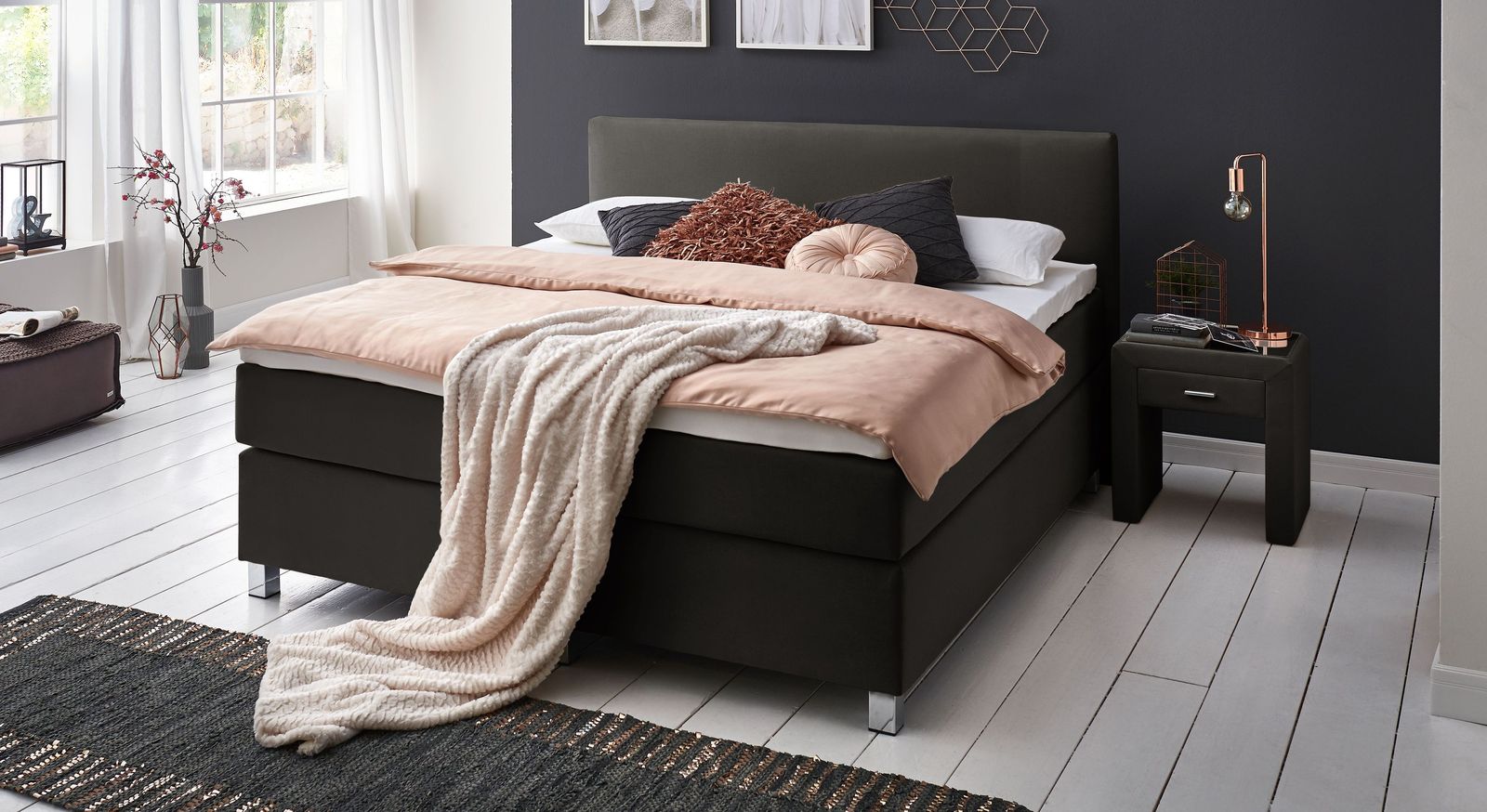 Erleben Sie luxuriösen Boxspring-Liegekomfort im Bett "Ferryland" (hier in Schwarz mit 66 cm Liegehöhe).