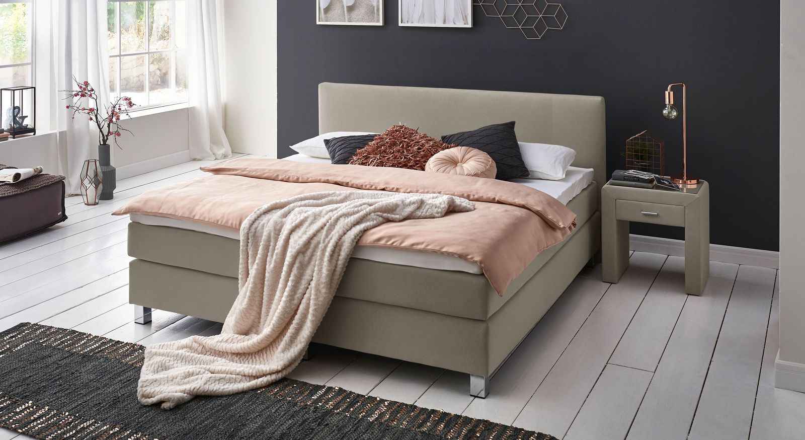 Wählen Sie nach Ihrem Geschmack das Bett z. B. in einem taupefarbenen Webstoff und mit 53 cm Höhe.