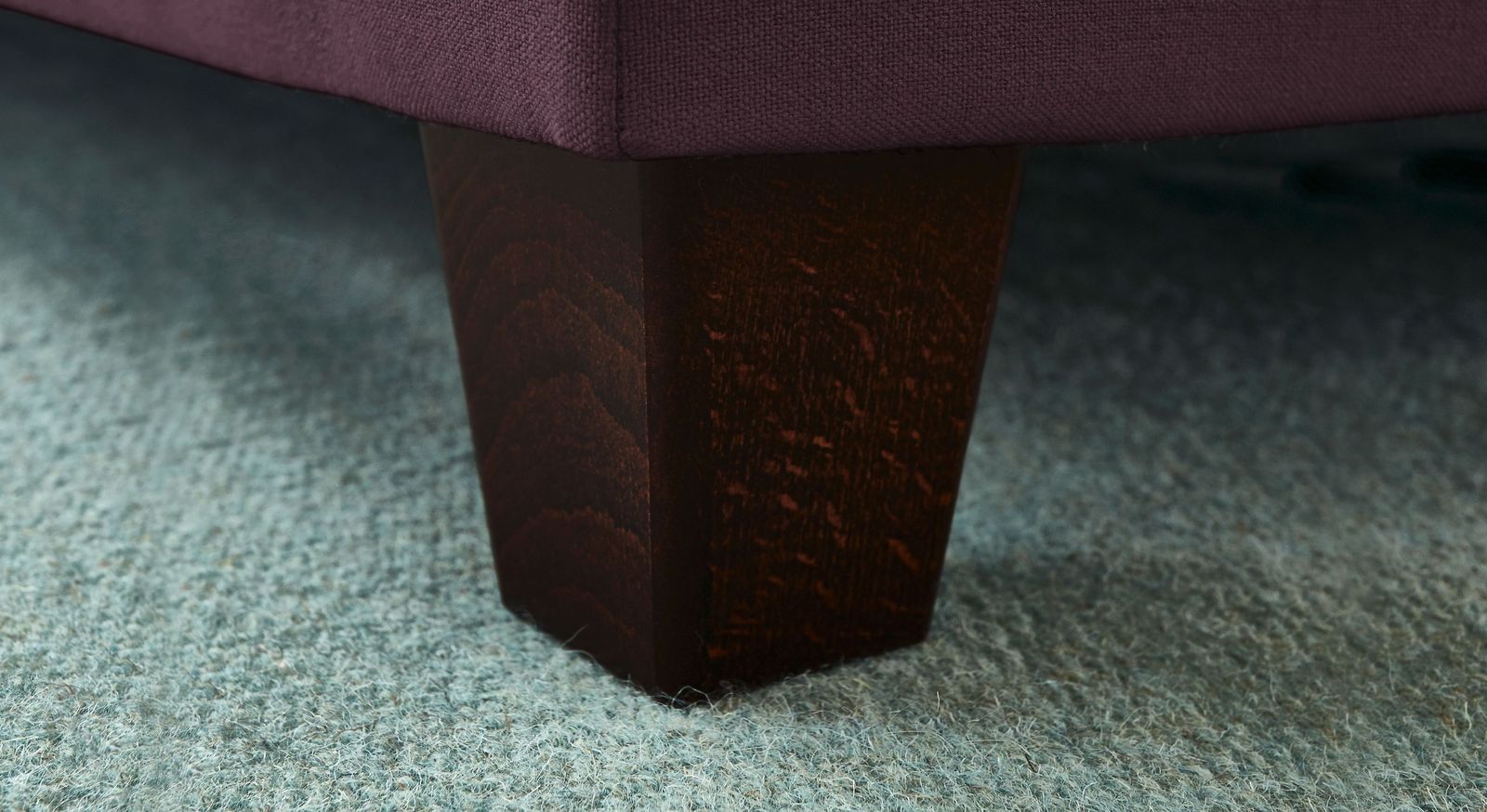 Die wengefarbenen Holzfüße passen perfekt zum eleganten Design des Boxspringbettes "Midway".