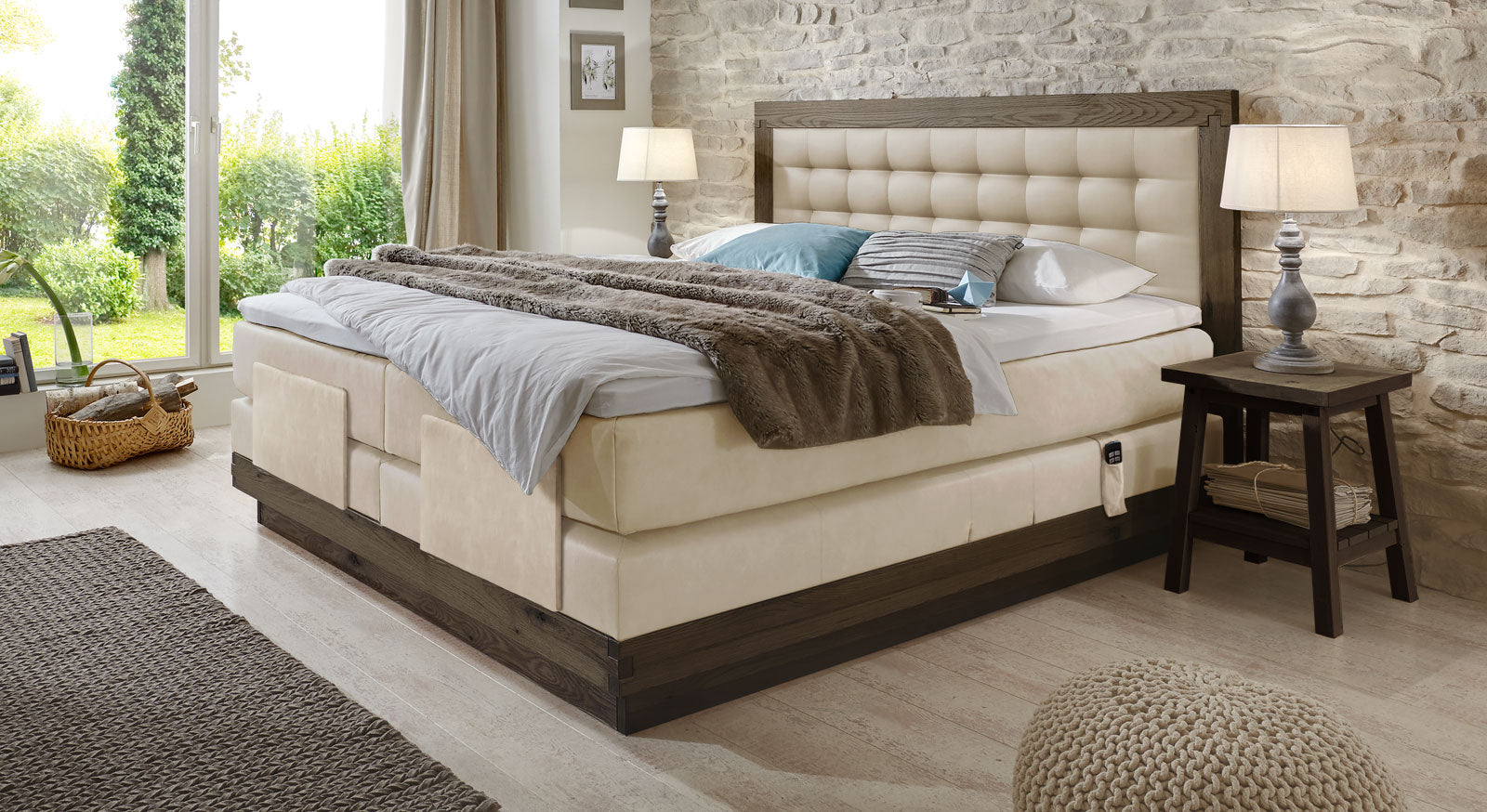 Beigefarbenes Kunstleder und coffeefarben geölte Wildeiche – Boxspringbett "Galicia Elektro".