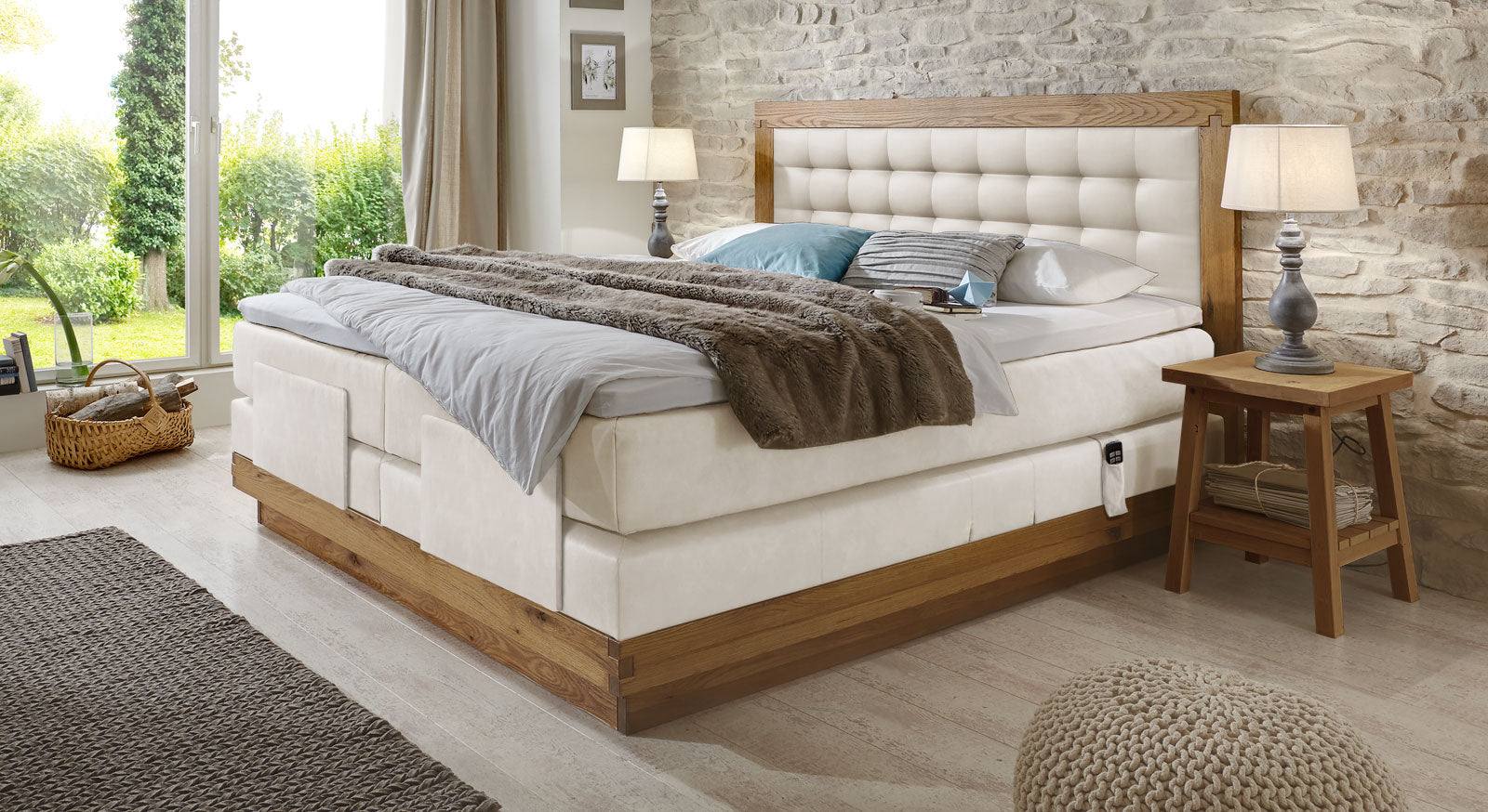 Elegante Ausstrahlung: das Boxspringbett "Galicia Elektro" in weißem Kunstleder und Wildeiche natur.