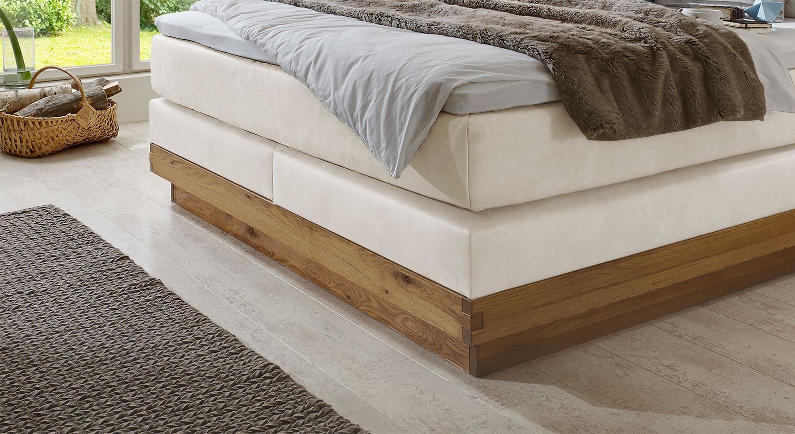 Der zweiteilige Unterbau ist aus Wildeiche gefertigt und im oberen Teil mit Zinkenverbindungen versehen.