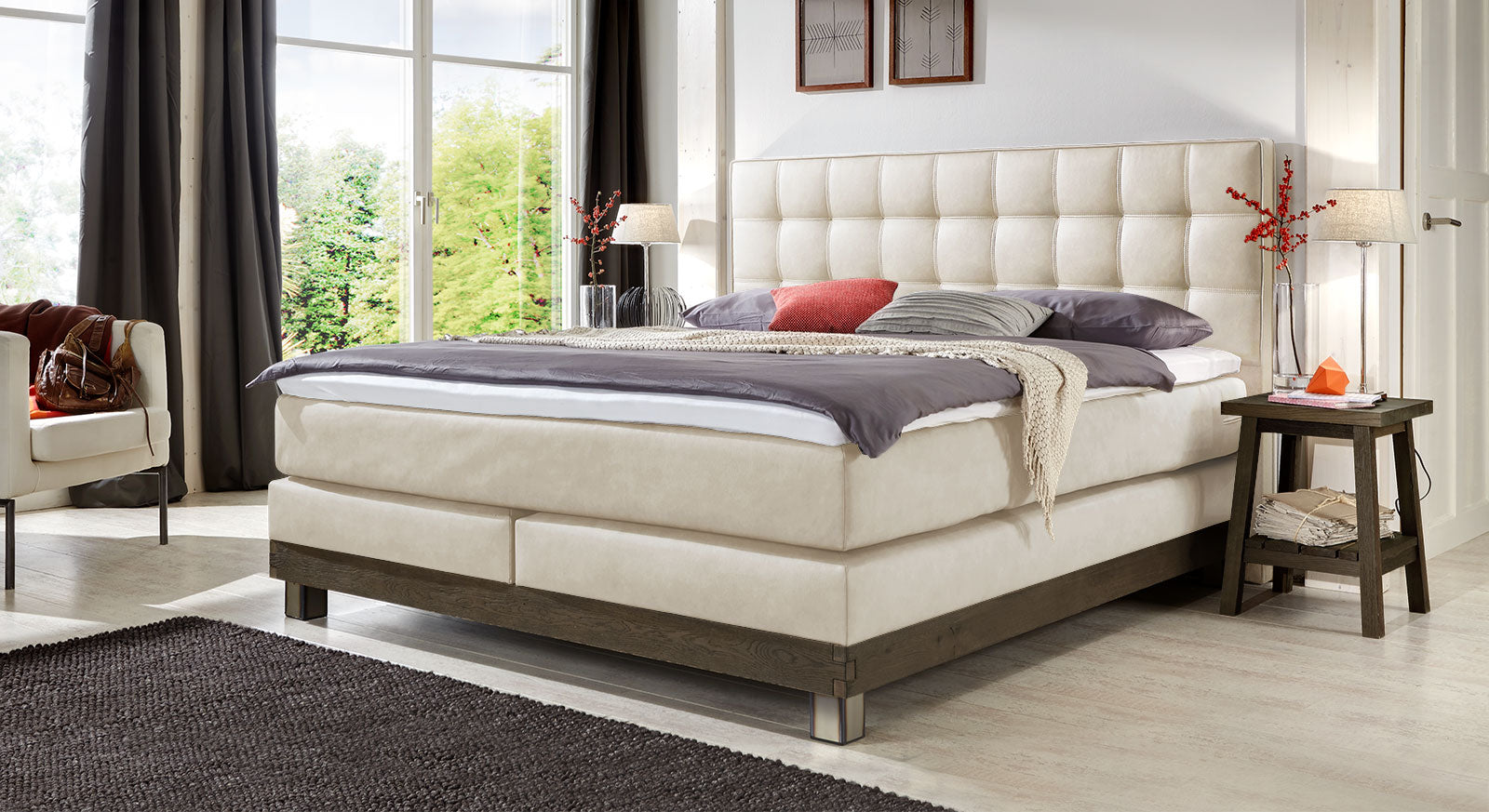 Das coffeefarbene Wildeichenholz passt hervorragend zum Kunstleder-Bezug in hellem Beige.