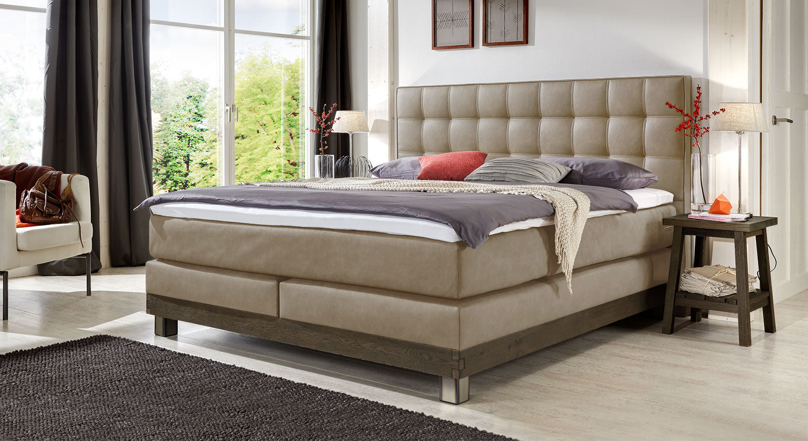 Das Bett "Irving" in der charmanten Kombination aus Wildeiche coffee und beigebraunem Kunstleder.