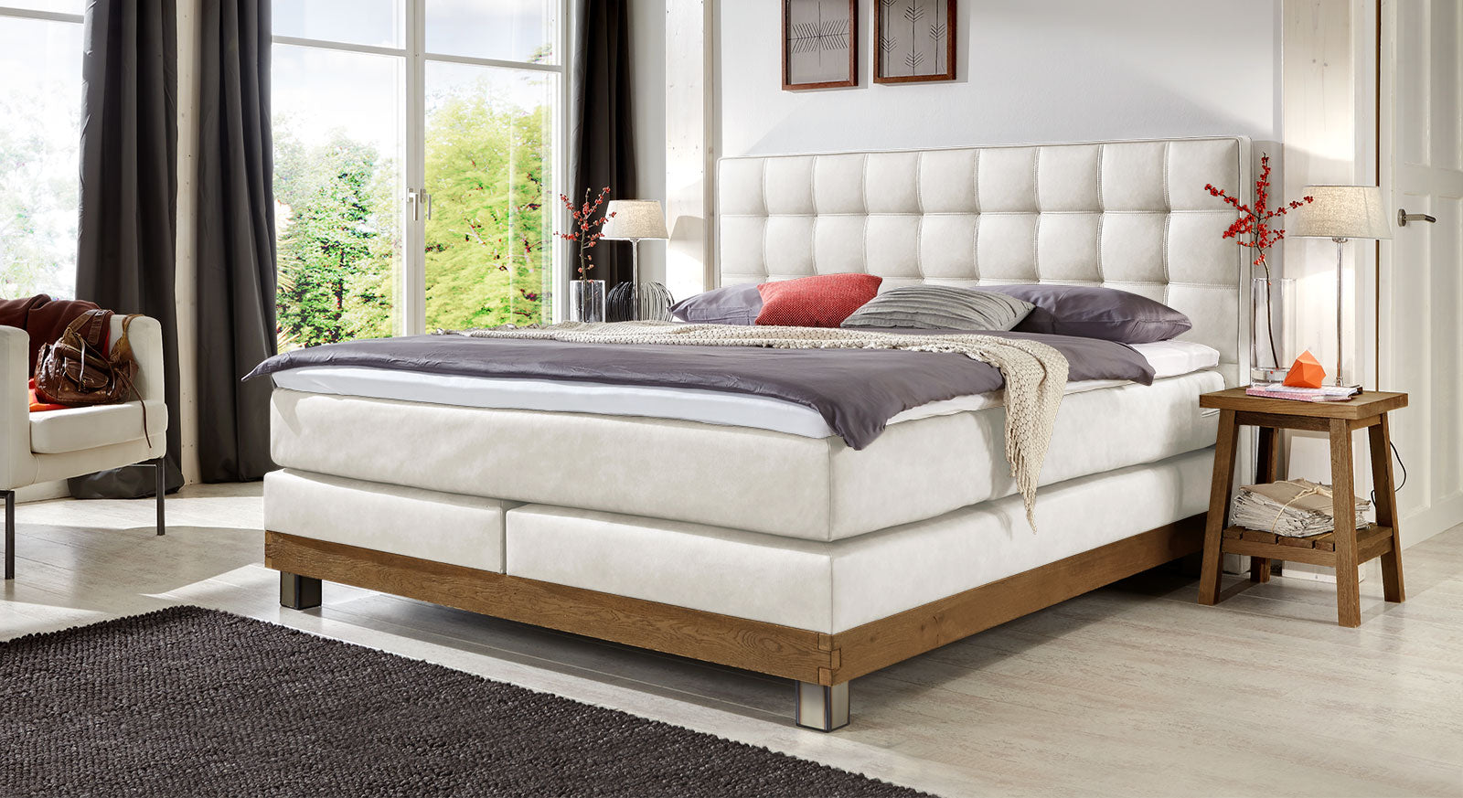 Das Boxspringbett "Irving" in Wildeiche natur und weißem Luxus-Kunstleder ist eine wahre Augenweide.