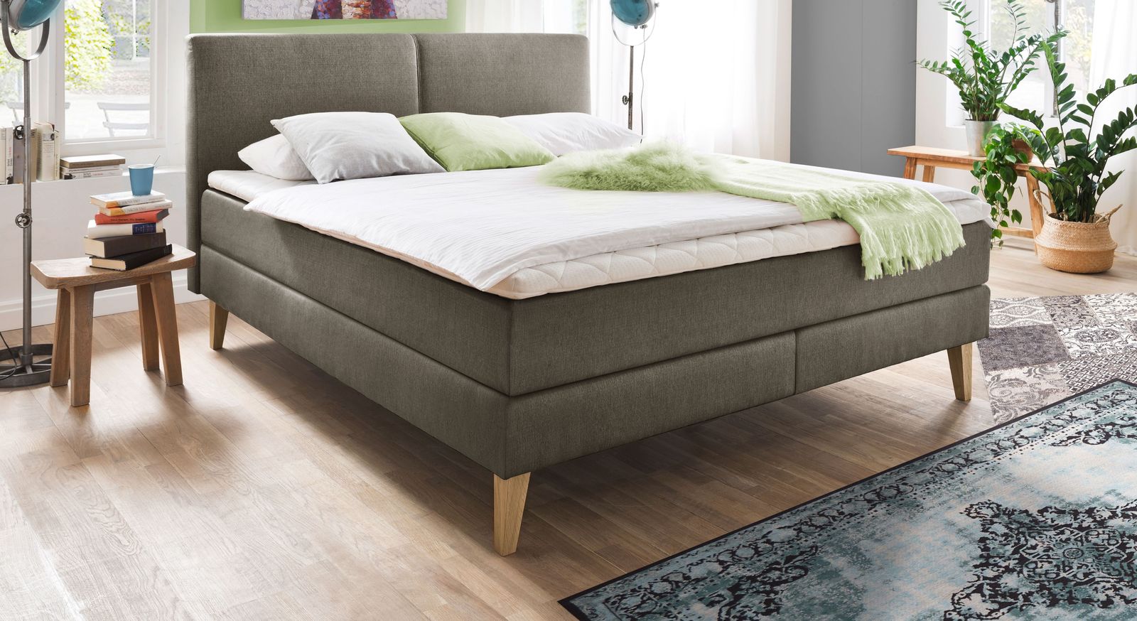 Der Farbklassiker: das bequeme Boxspringbett "Jaramillo" mit anthrazitfarbenem Webstoffbezug.