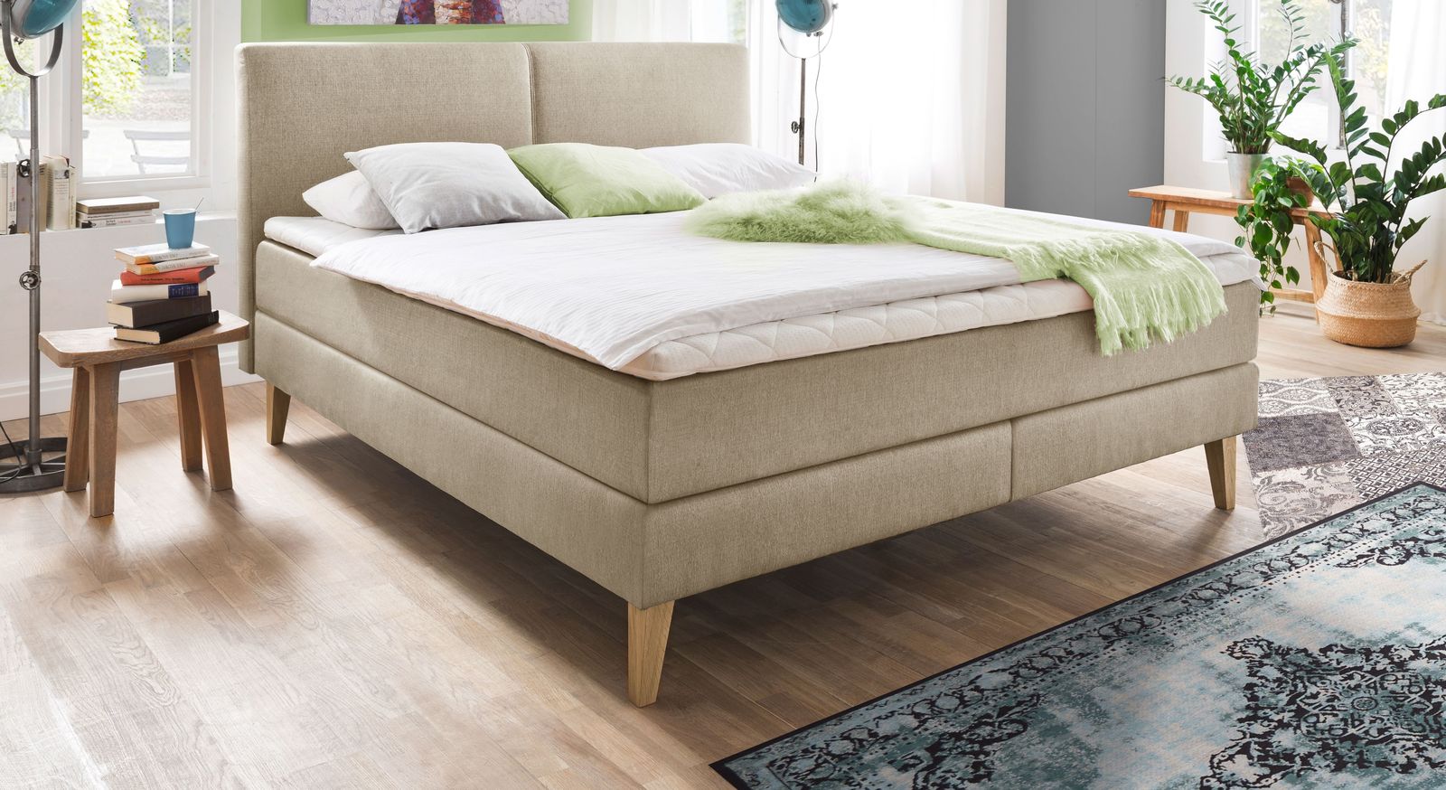 Dezent und angenehm ruhig wirkt das Boxspringbett "Jaramillo" mit einem beigefarbenen Webstoffbezug.