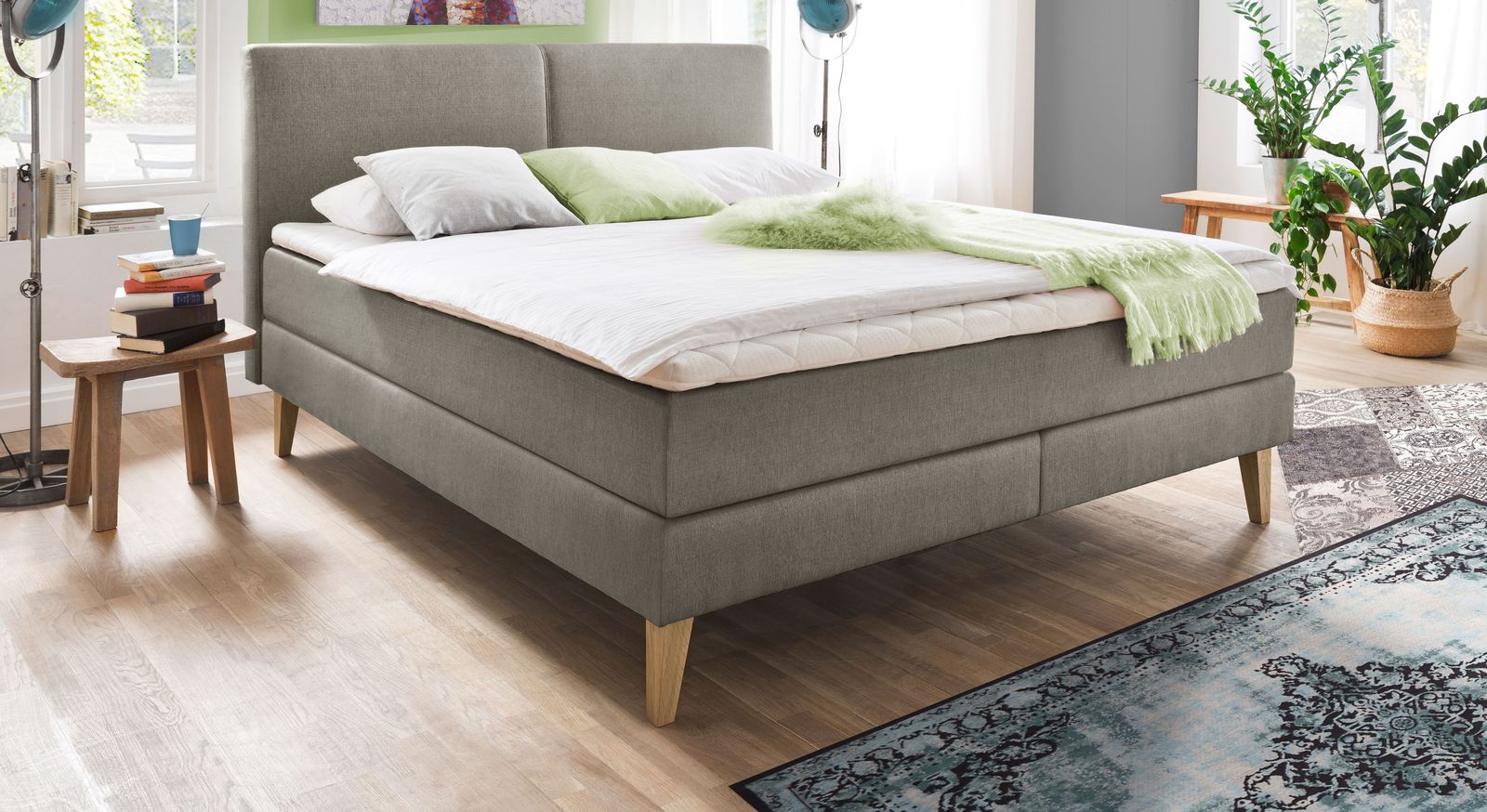 In der Trendfarbe Taupe verleihen Sie dem gemütlichen Boxspringbett "Jaramillo" einen modernen Charakter.