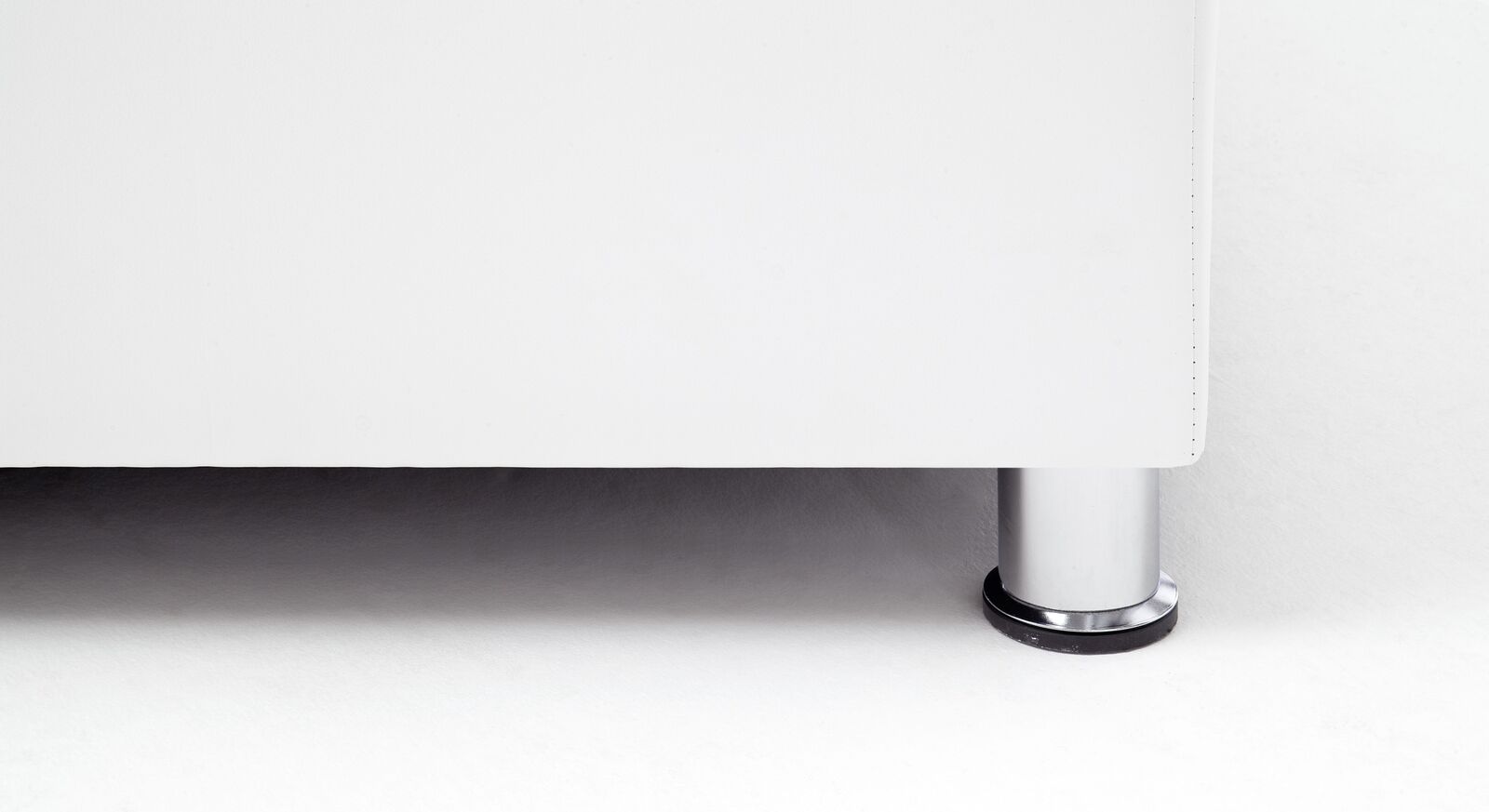 Das Boxspringbett "Lexton" verfügt über dezente Füße aus verchromtem Metall.