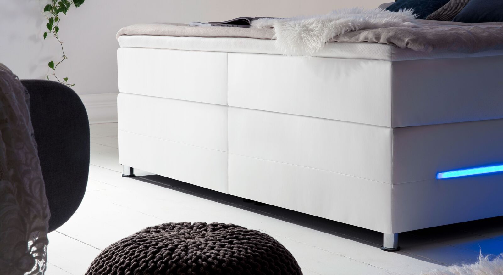 Das Boxspringbett "Lexton" wird inklusive Boxen, Matratzen und Topper geliefert.