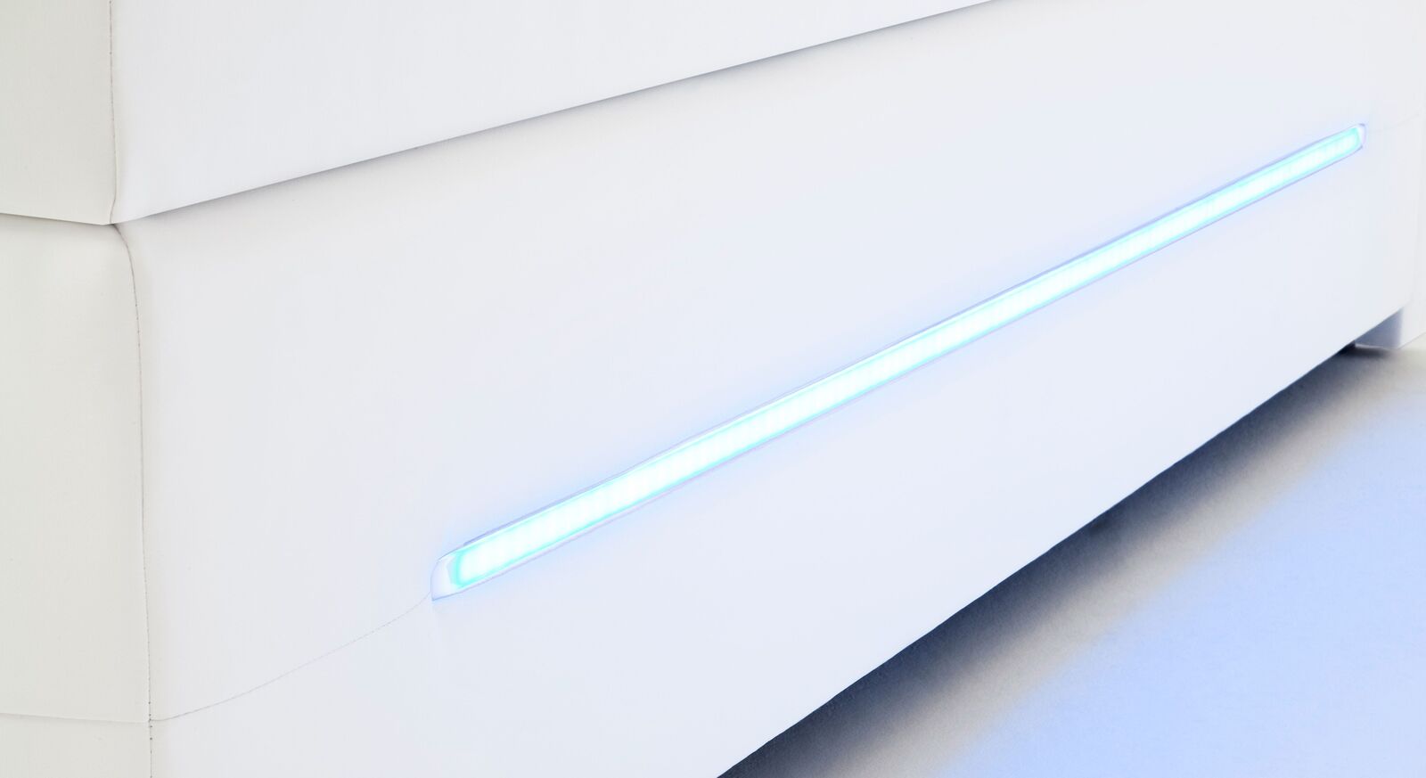 Auch seitlich an der Box befinde sich ein LED-Streifen zur Beleuchtung des Bettes.