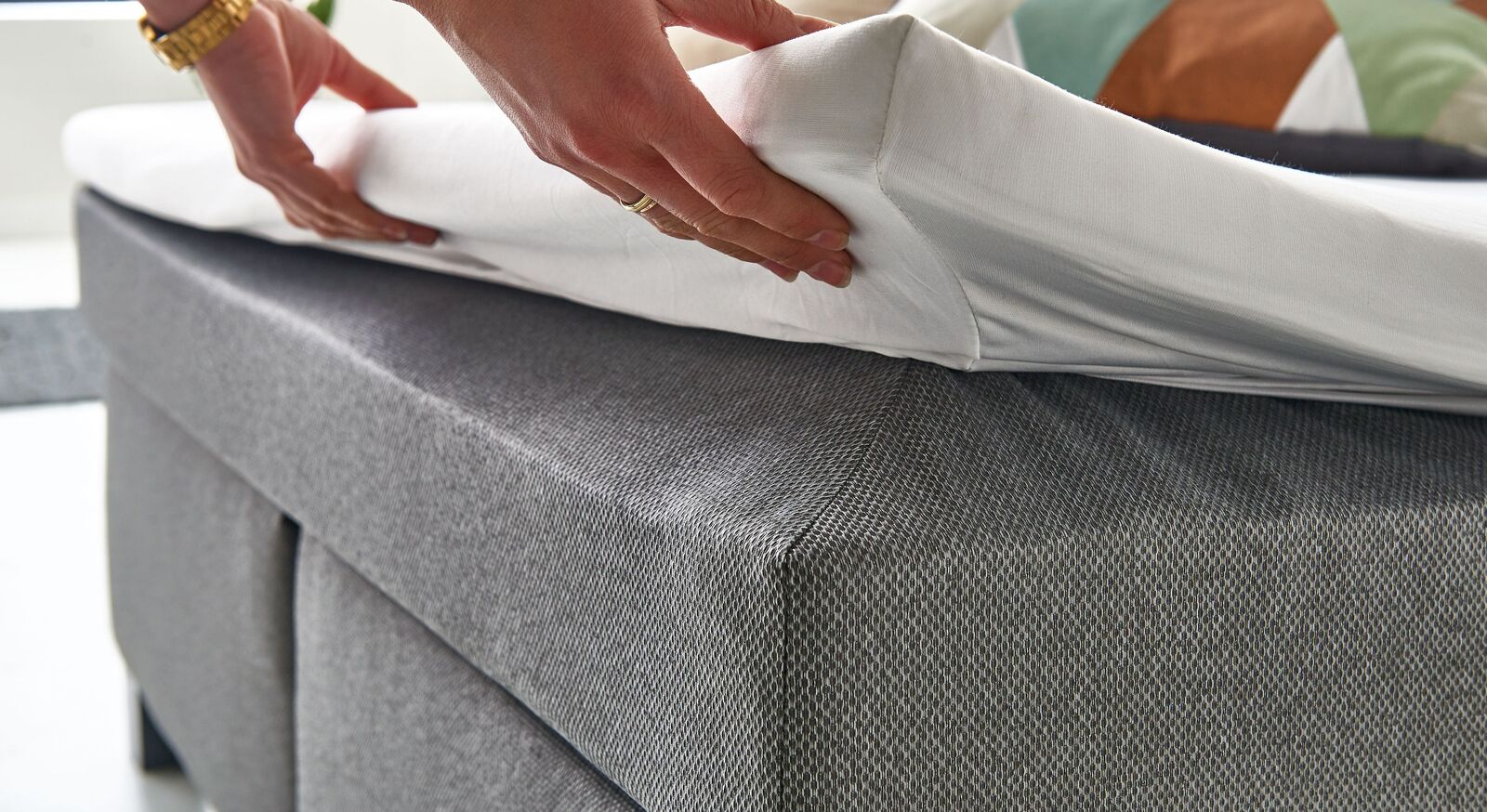 Das Boxspringbett "Lucan" wird inklusive eines komfortablen Toppers geliefert, der fest mit der Matratze verbunden ist und somit auch nicht verrutschen kann.