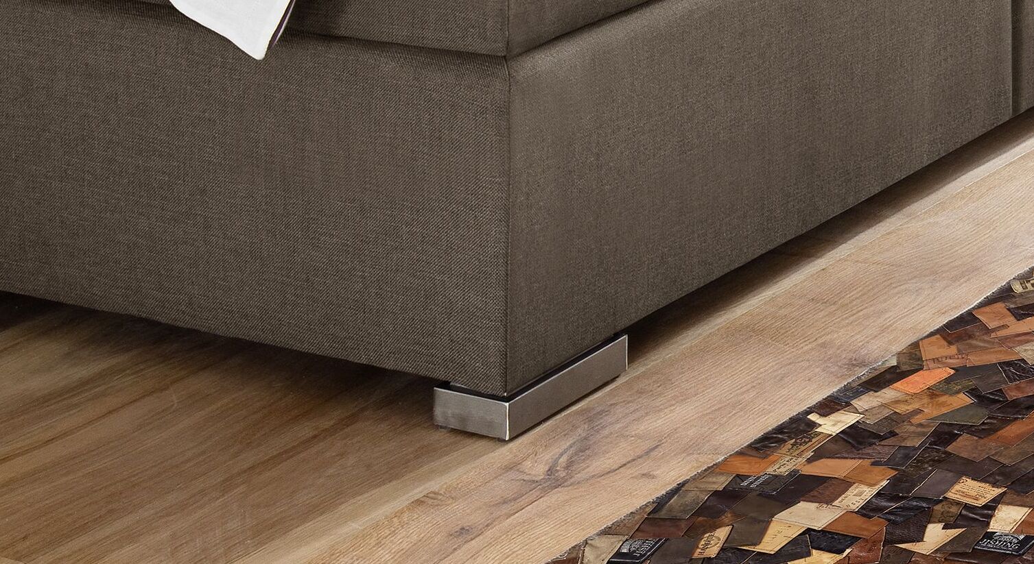 Für eine moderne Note ist das Boxspringbett "Matai" mit gebürsteten Metallfüßen lieferbar.