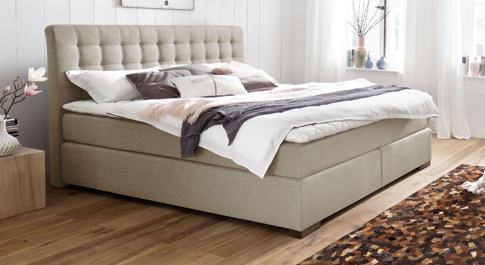 Für einen natürlichen Look sorgen hier wengefarbene Holzfüße und ein Webstoffbezug in Beige.
