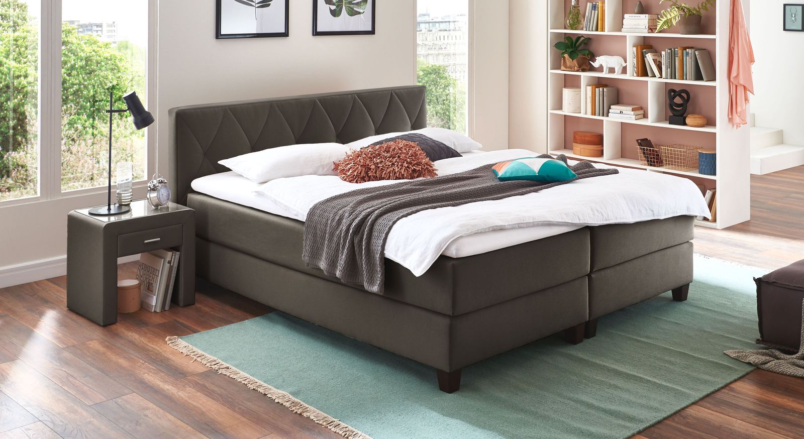 Ein langlebiger Bezug im klassischen Farbton Anthrazit ziert hier das Boxspringbett mit 53 cm Liegehöhe.