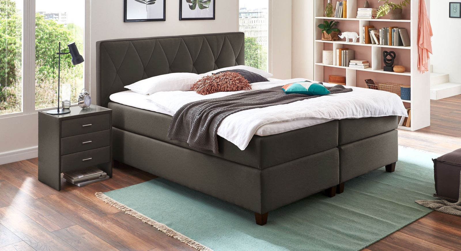 Erholsame Nächte sind mit dem Boxspringbett "Midway" (hier in Anthrazit, Liegehöhe 66 cm) garantiert.