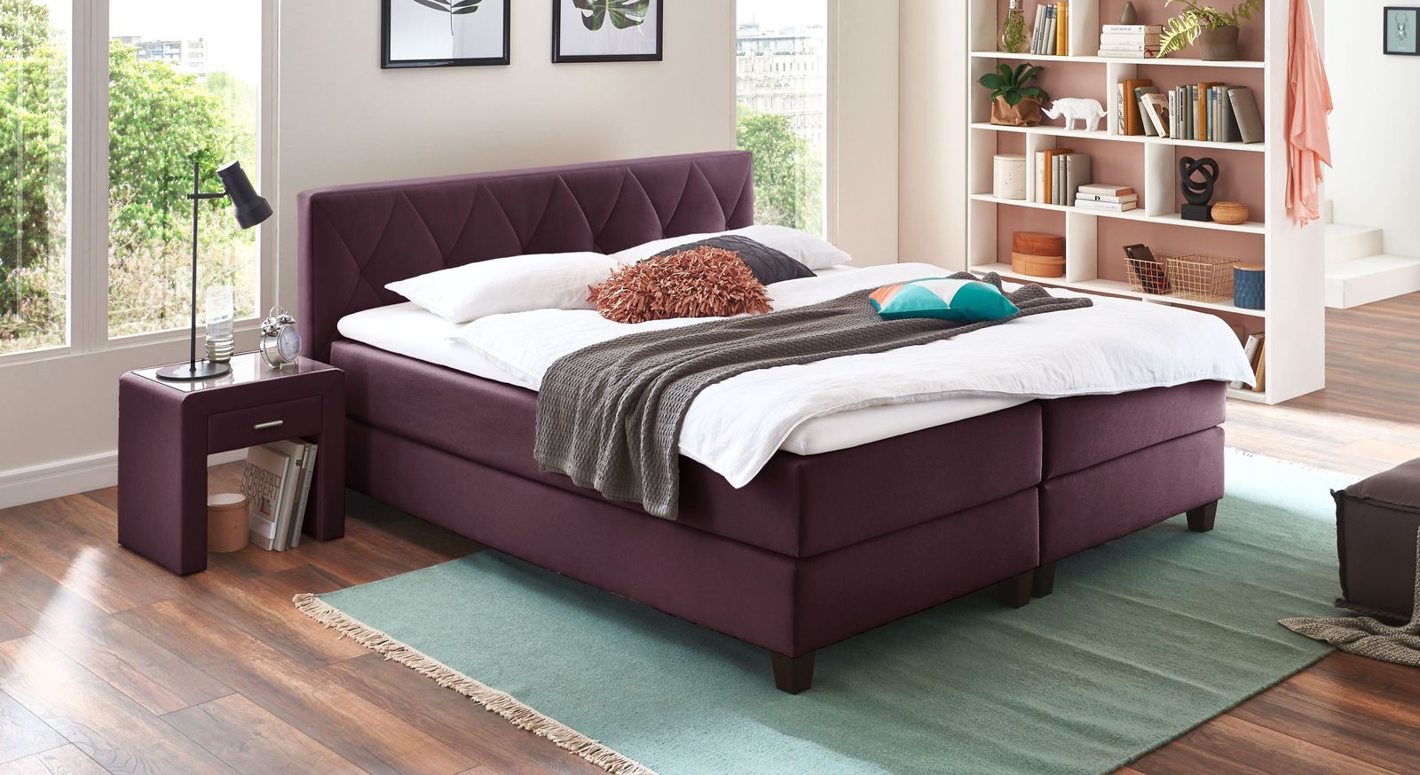 Bezaubernd: das Boxspringbett "Midway" im Farbton Beere (Liegehöhe 53 cm).