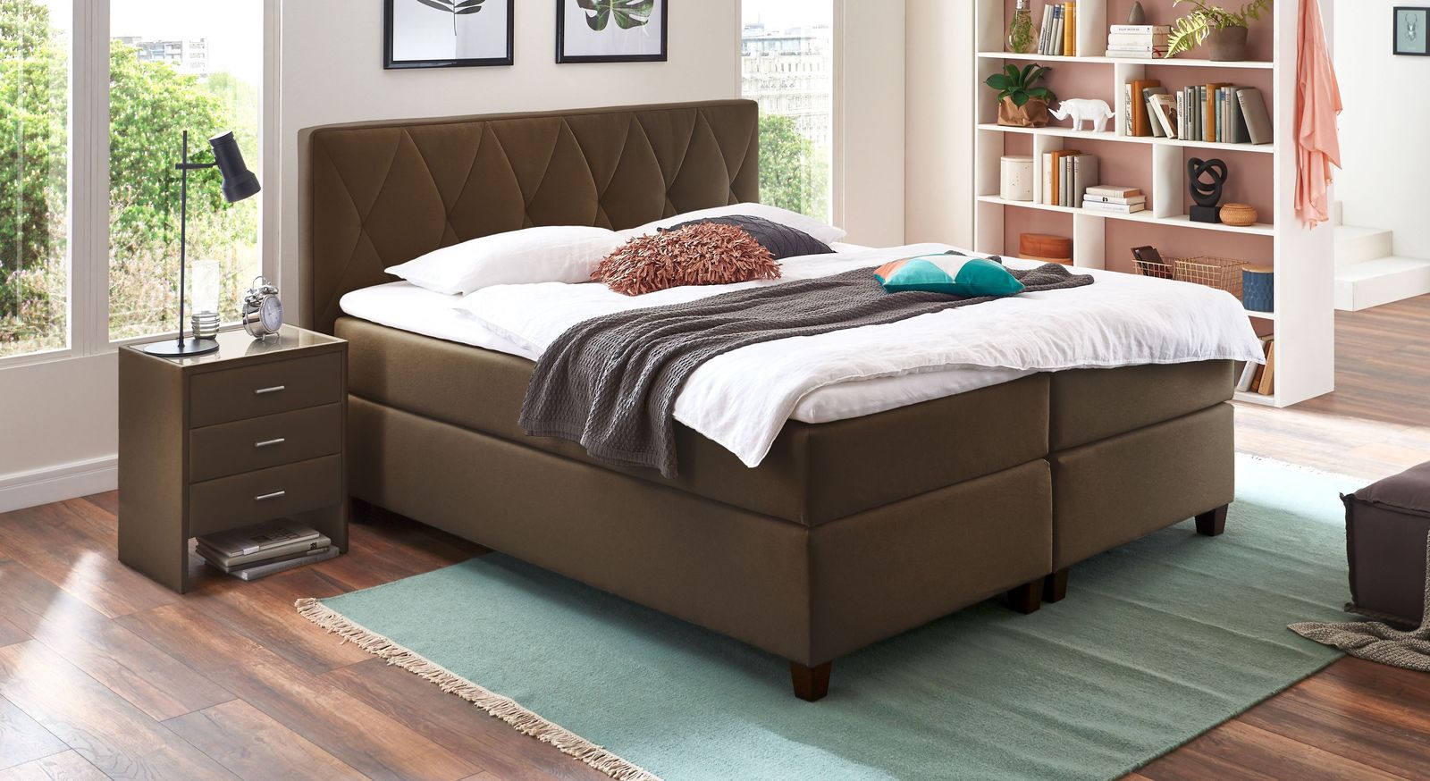 Genießen Sie Entspannung pur: das 66 cm hohe Boxspringbett "Midway" (hier in warmem Braun).