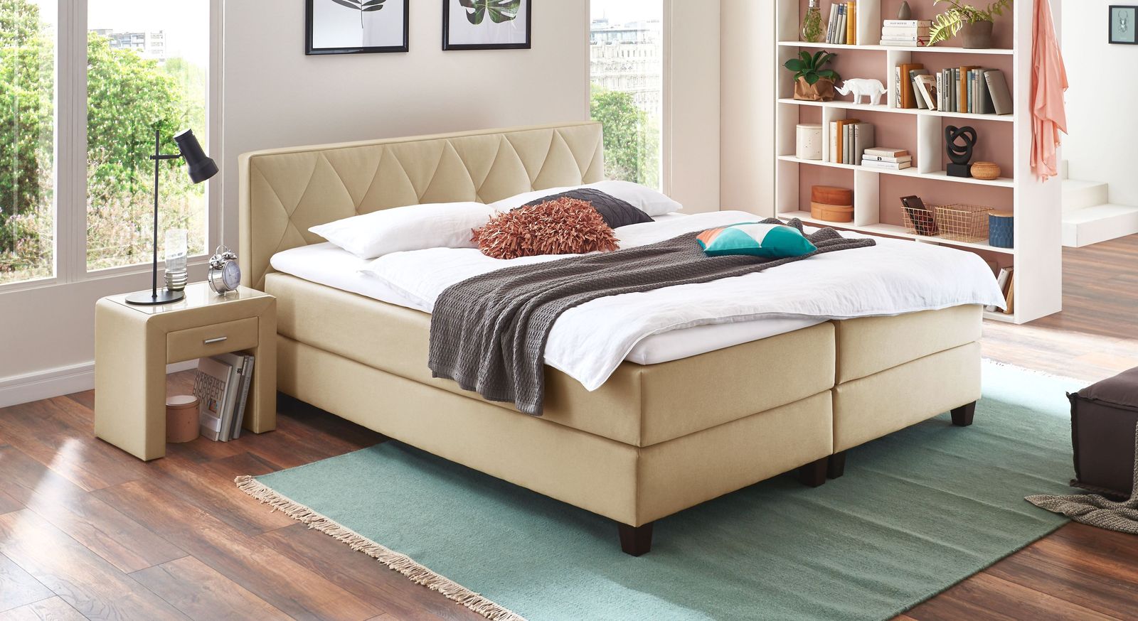 Für ein helles und warmes Ambiente sorgen Sie mit dem 53 cm hohen Boxspringbett im Farbton Natur.