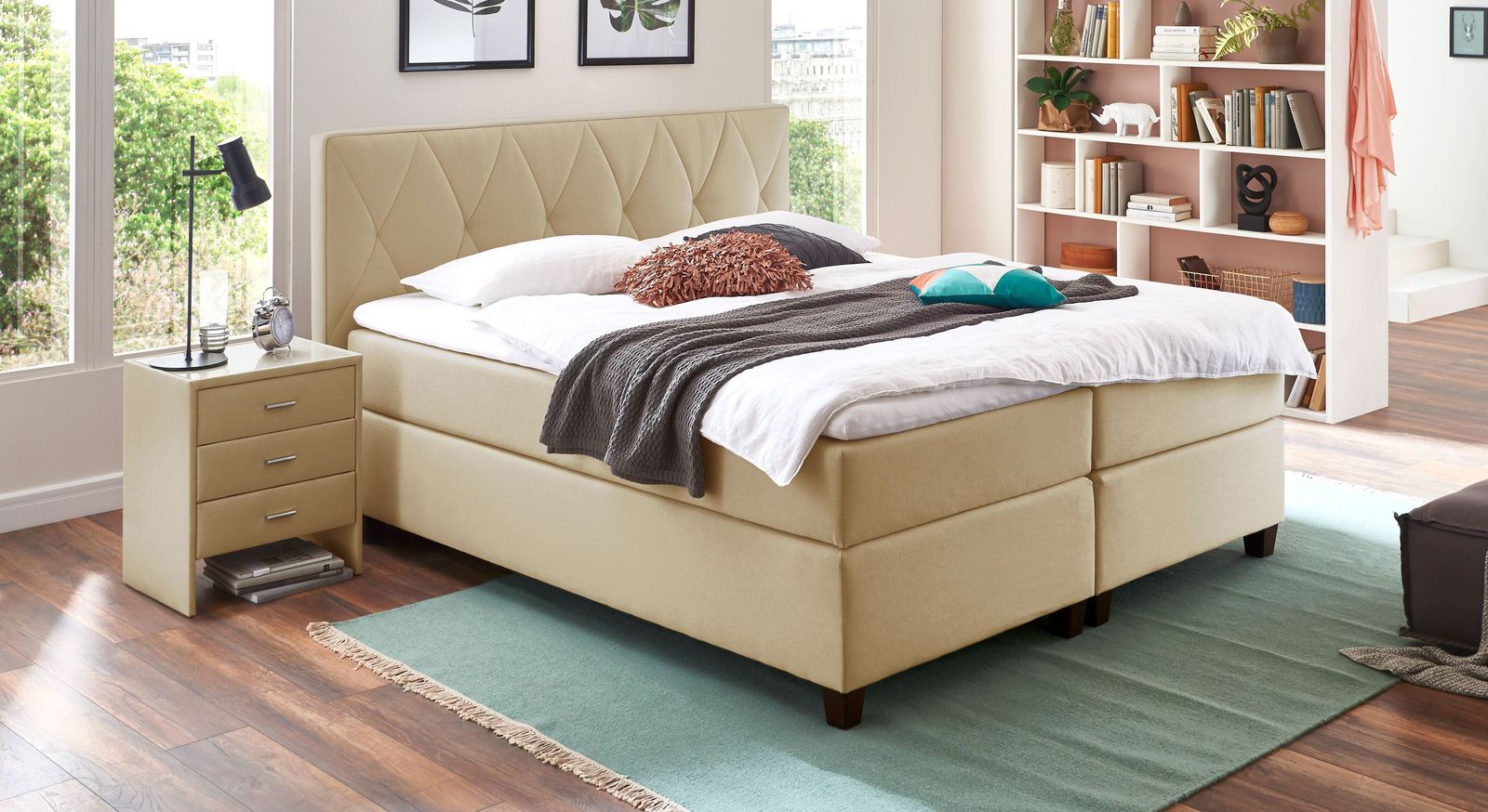 Holen Sie sich mit dem Boxspringbett (hier in Natur, Liegehöhe 66 cm) ein Glanzstück in Ihr Zuhause.