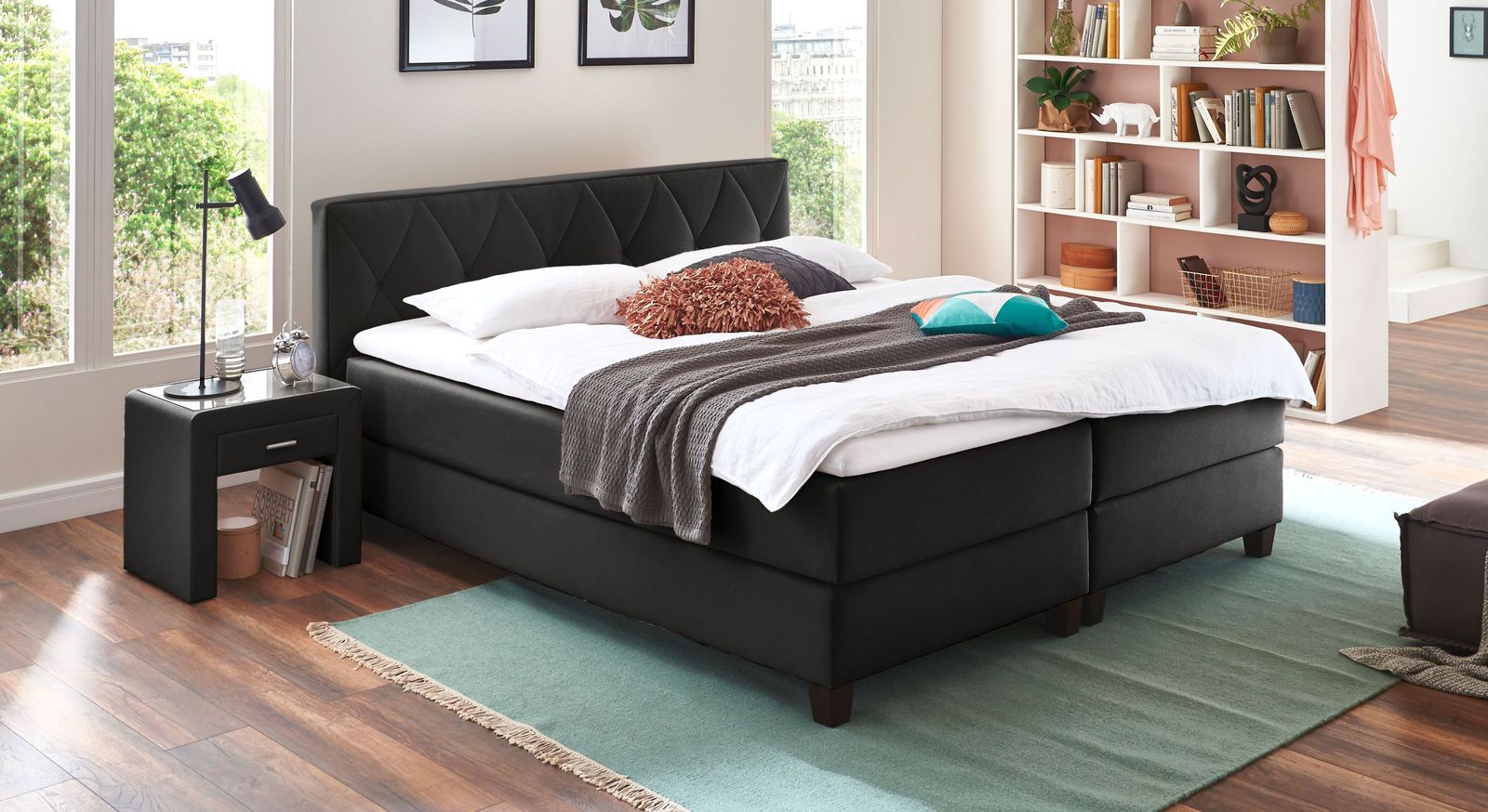 Die ideale Wahl für helle Räume: das Boxspringbett (hier als niedrige Variante) in elegantem Schwarz.