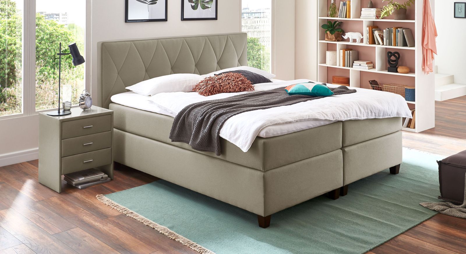 Das Boxspringbett "Midway" (hier in Taupe, Liegehöhe 66 cm) bietet Schlafkomfort nach Geschmack.