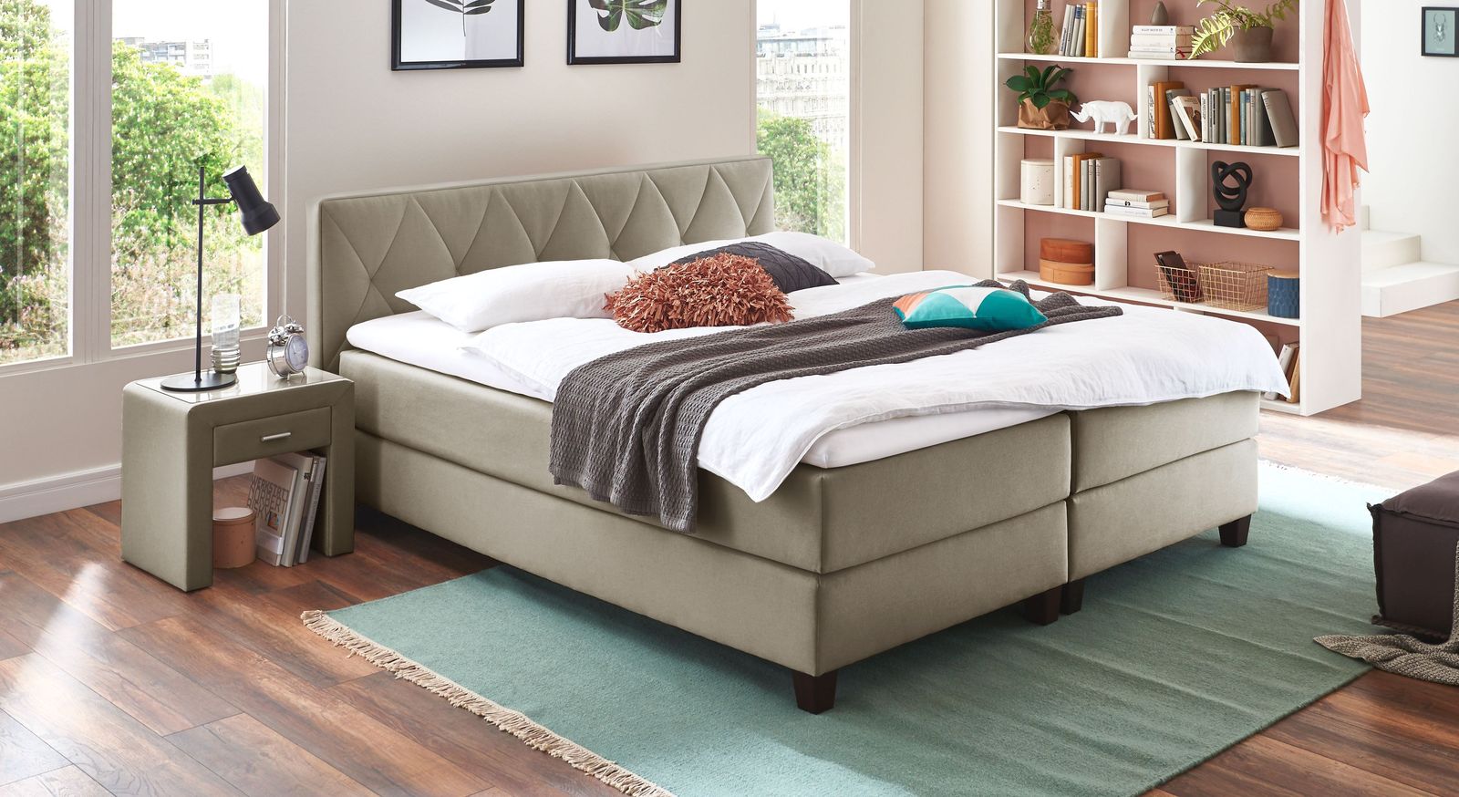 Der Farbton Taupe lässt sich in viele Einrichtungskonzepte integrieren (Liegehöhe des Bettes: 53 cm).