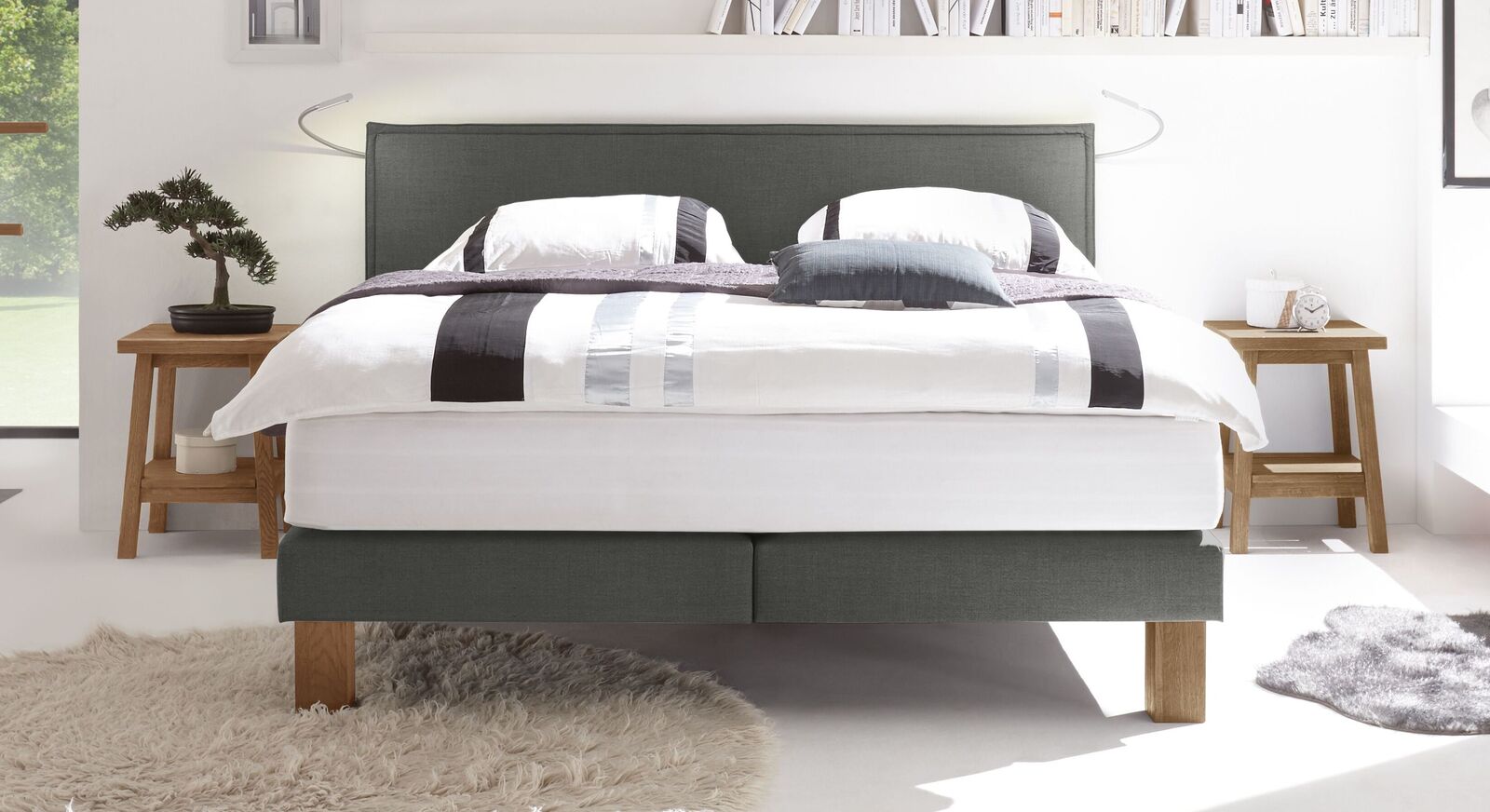 Geradlinig, stilvoll und elegant: das Boxspringbett "Oss" mit weichem Samtvelours-Bezug (hier in Anthrazit).