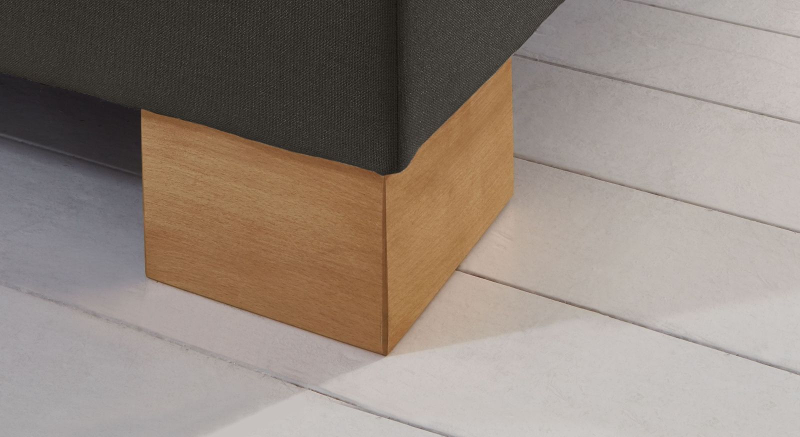 Winkelfüße aus massivem Kernbuchenholz verleihen dem Boxspringbett einen stabilen Stand.