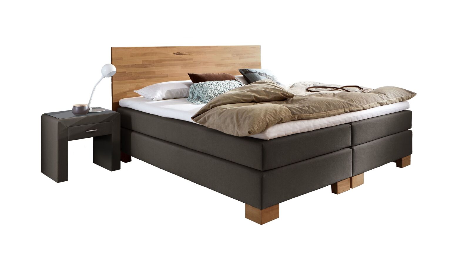 Der moderne Materialmix aus Echtholz und weichem Stoff sorgt für Gemütlichkeit in Ihrem Schlafzimmer.