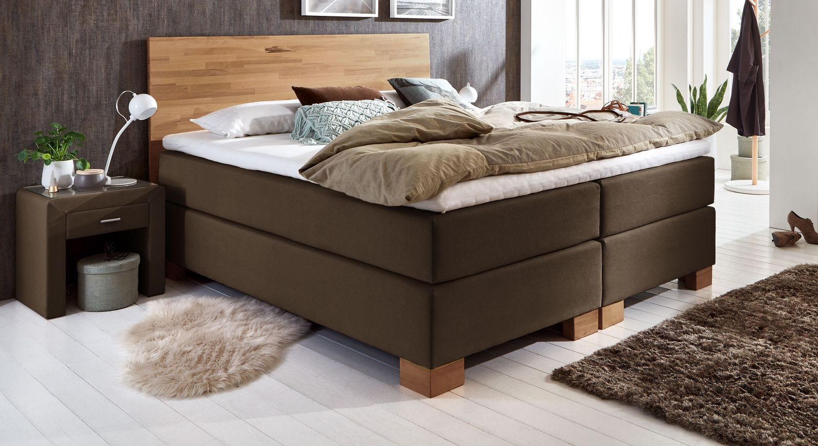 Dank seiner flexiblen Komponenten bietet das Bett (hier in Braun mit 66 cm Liegehöhe) besten Komfort.