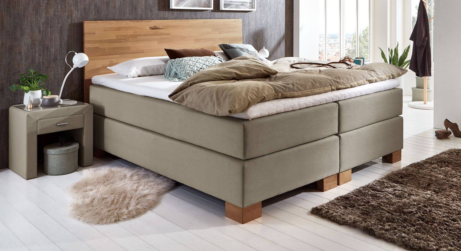 Der trendige Farbton Taupe verleiht dem Boxspringbett (hier hohe Variante) einen modernen Charakter.