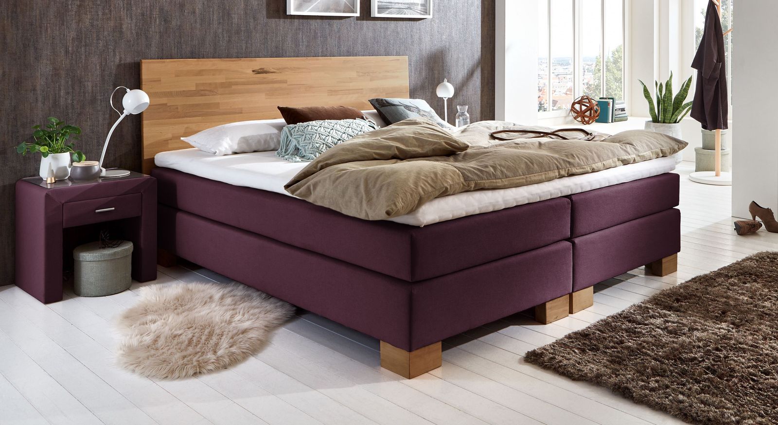 Mit dem beerefarbenen Bezug bringt das Bett (hier 53 cm hoch) frische Farbe ins Schlafzimmer.