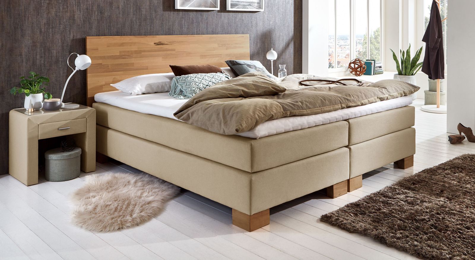 Naturfarbener Bezug und Kernbuche – das perfekte Bett (hier 53 cm Höhe) für natürliche Wohnkonzepte.