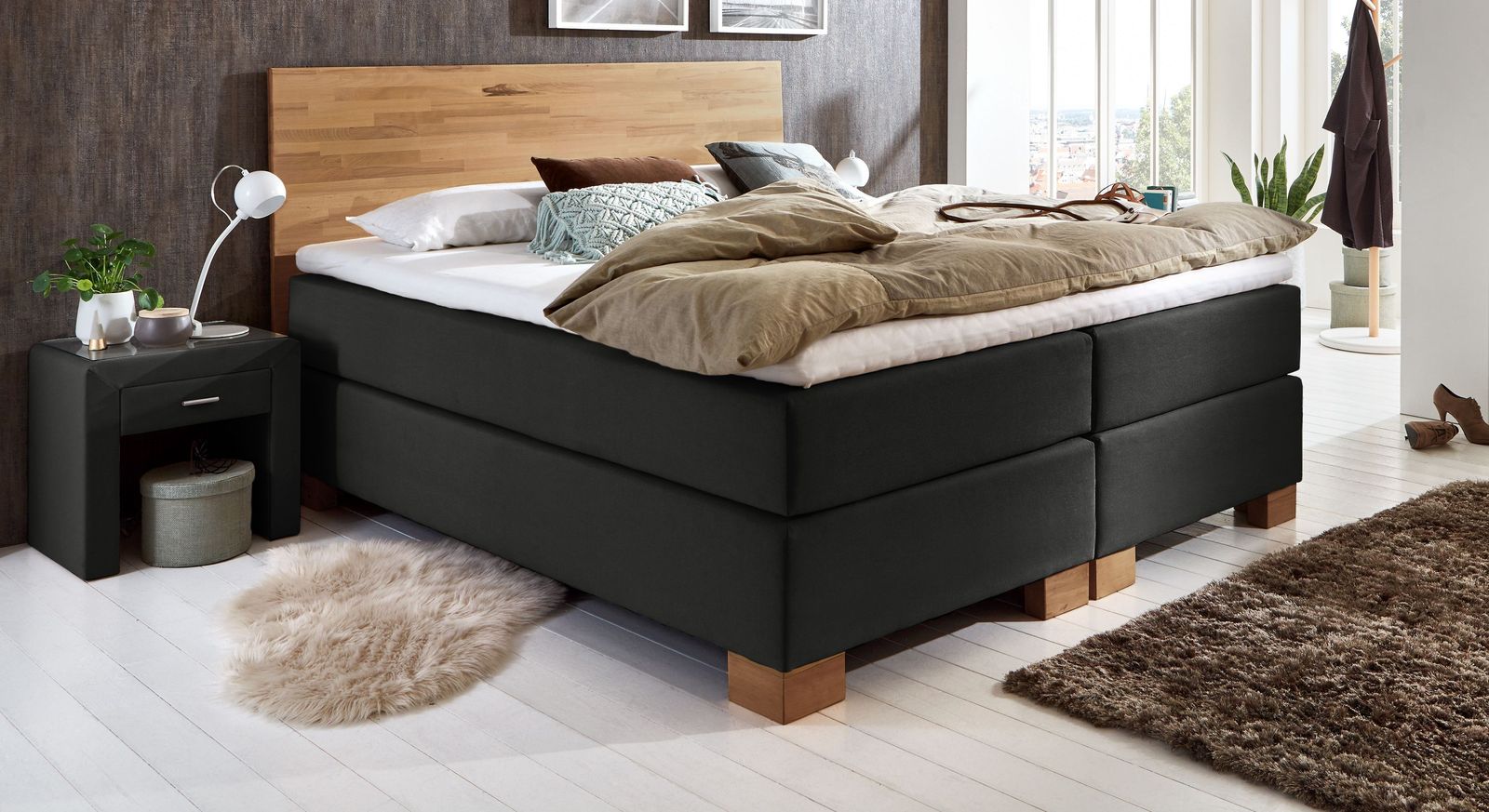Die 66 cm hohe Variante des luxuriösen Boxspringbettes "Peachland" mit Bezug aus schwarzem Webstoff.