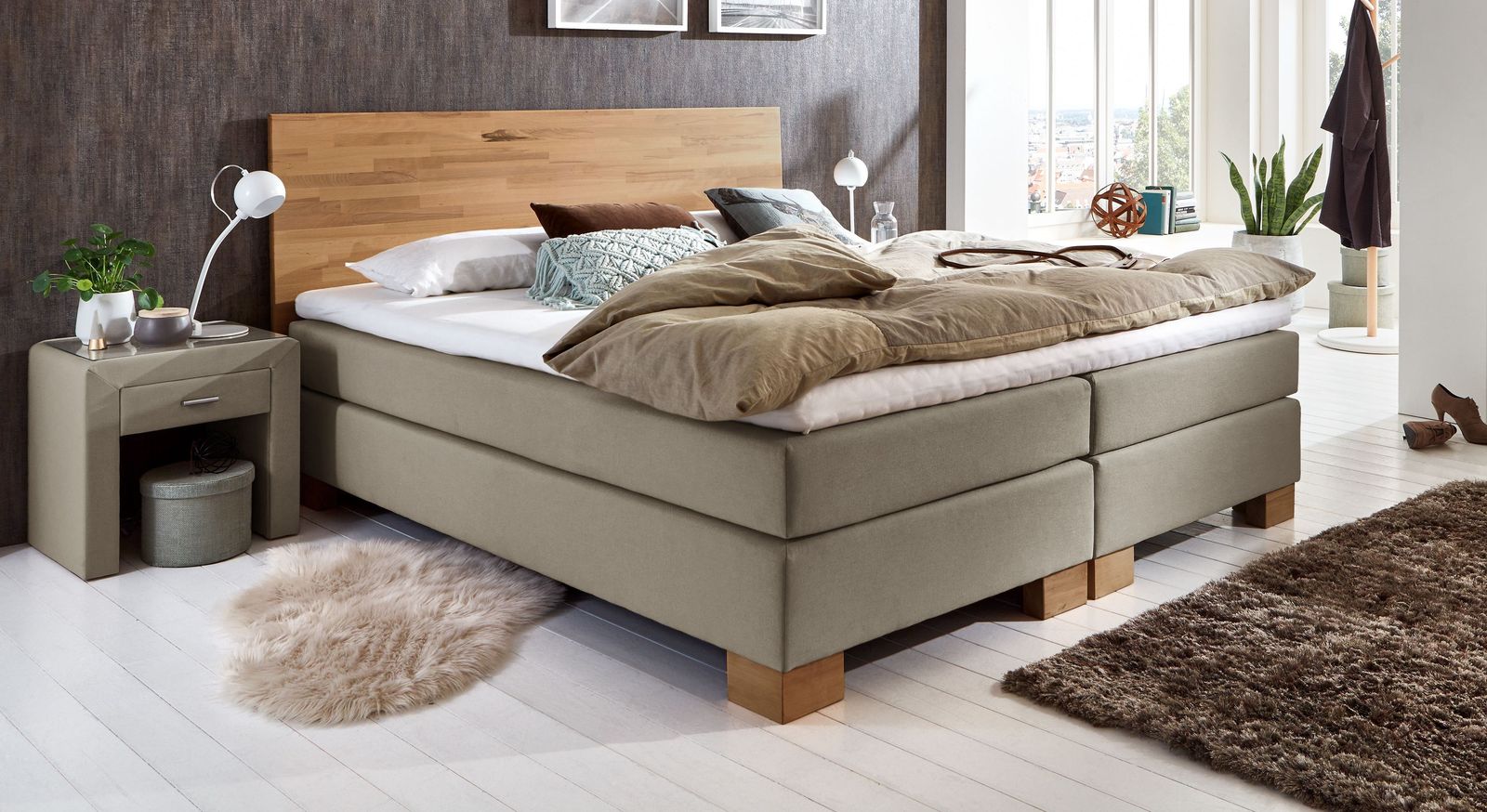 Für extravagante Einrichtungen: das taupefarbene Modell "Peachland" mit 53 cm Liegehöhe.