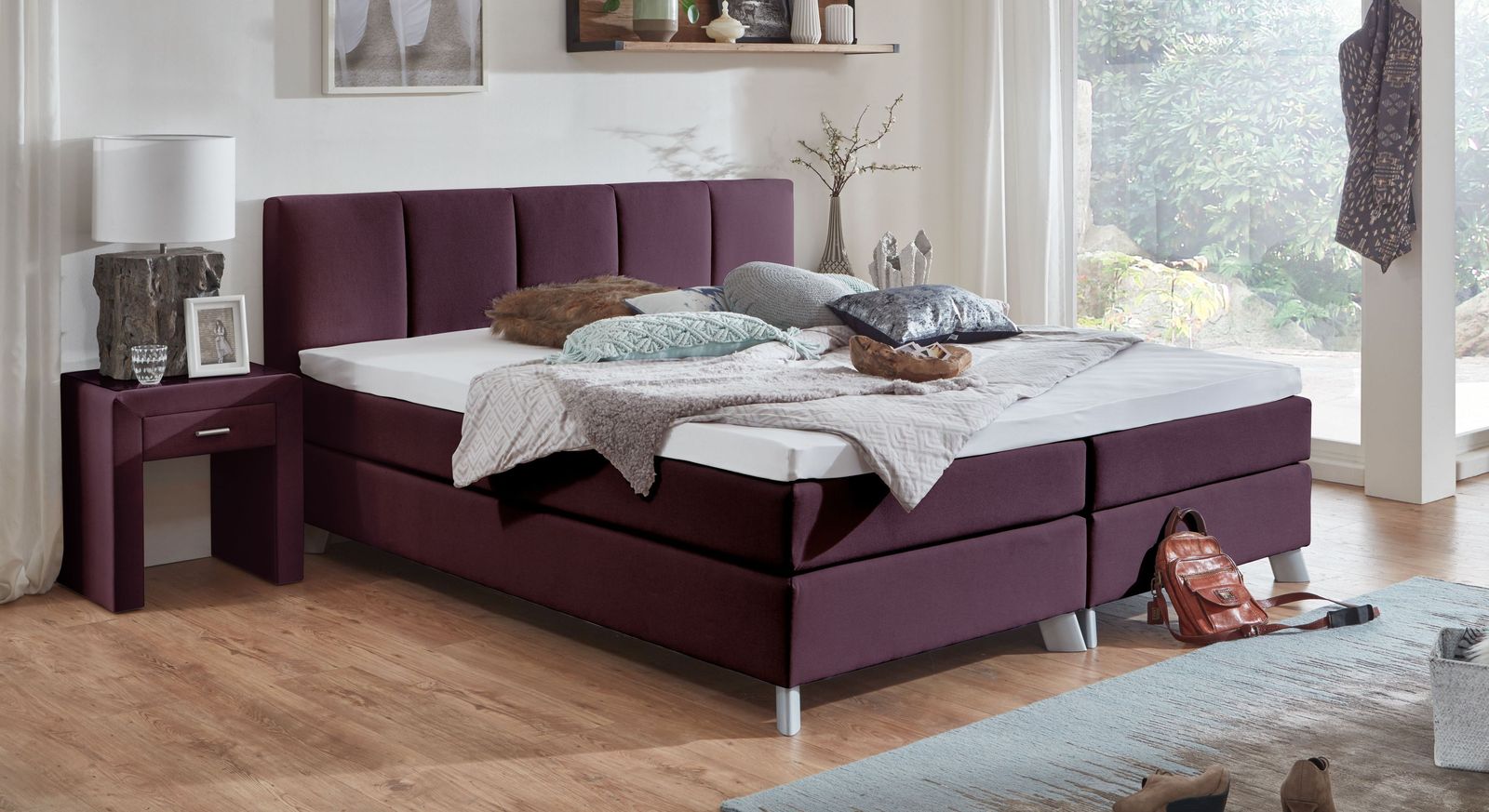 Bringen Sie Farbe in Ihr Zuhause: mit dem stilvollen Boxspringbett "Ramea" in Beere (Liegehöhe: 53 cm).