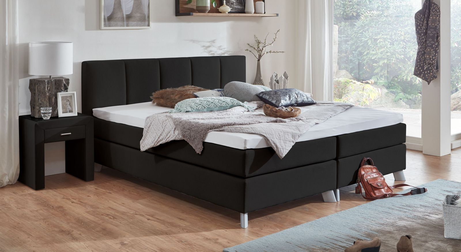 Der Farbklassiker: das attraktive Komplettbett "Ramea" in Schwarz mit einer Liegehöhe von 53 cm.