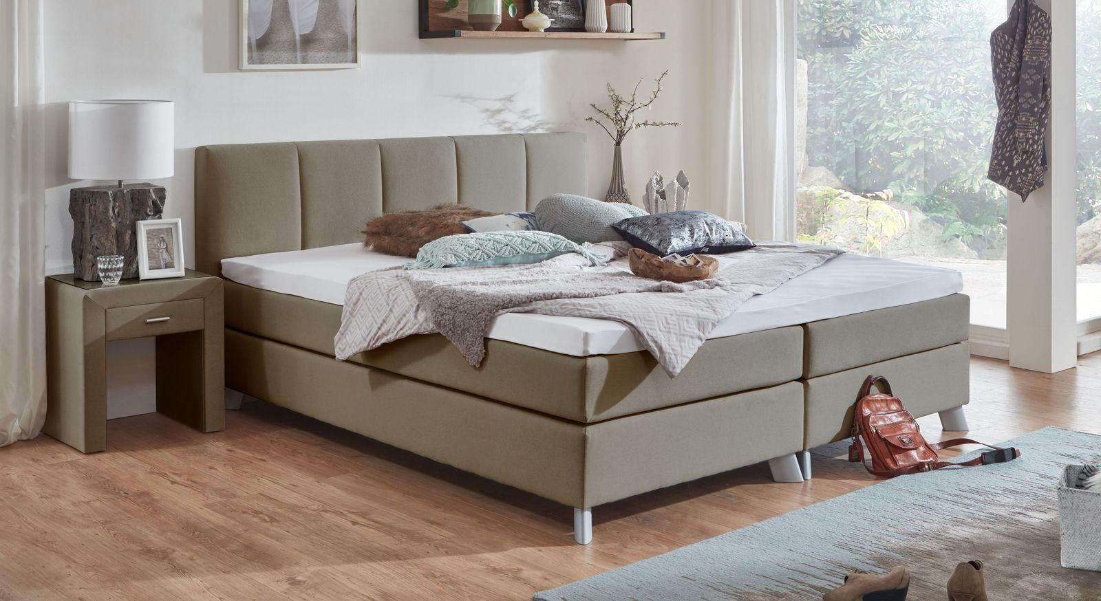 Das gemütliche Boxspringbett "Ramea" (hier in Taupe, 53 cm hoch) in zeitlos elegantem Design.