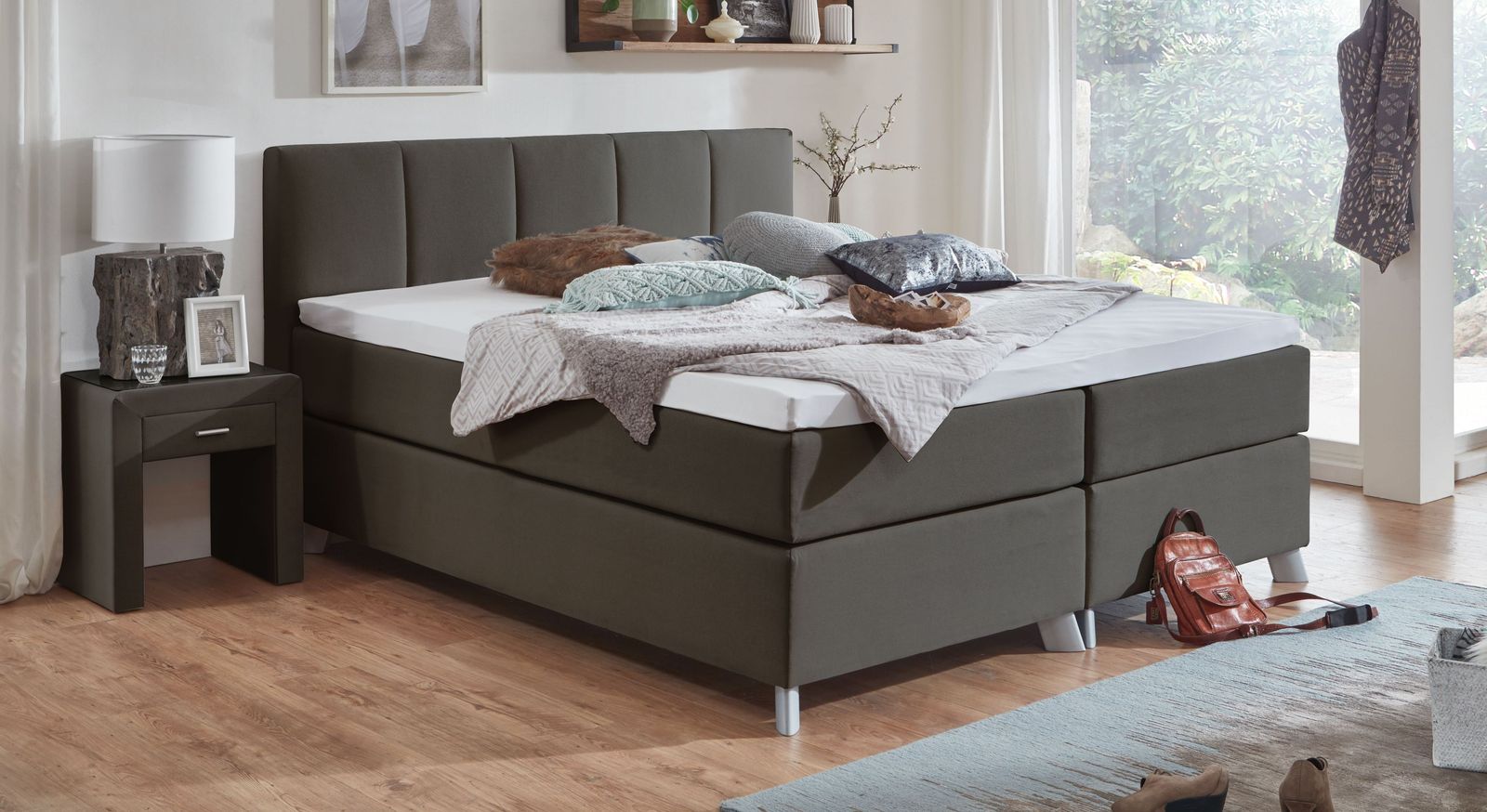 Das klassische Boxspringbett "Ramea" – hier mit einem Stoffbezug in Anthrazit und 66 cm Höhe.