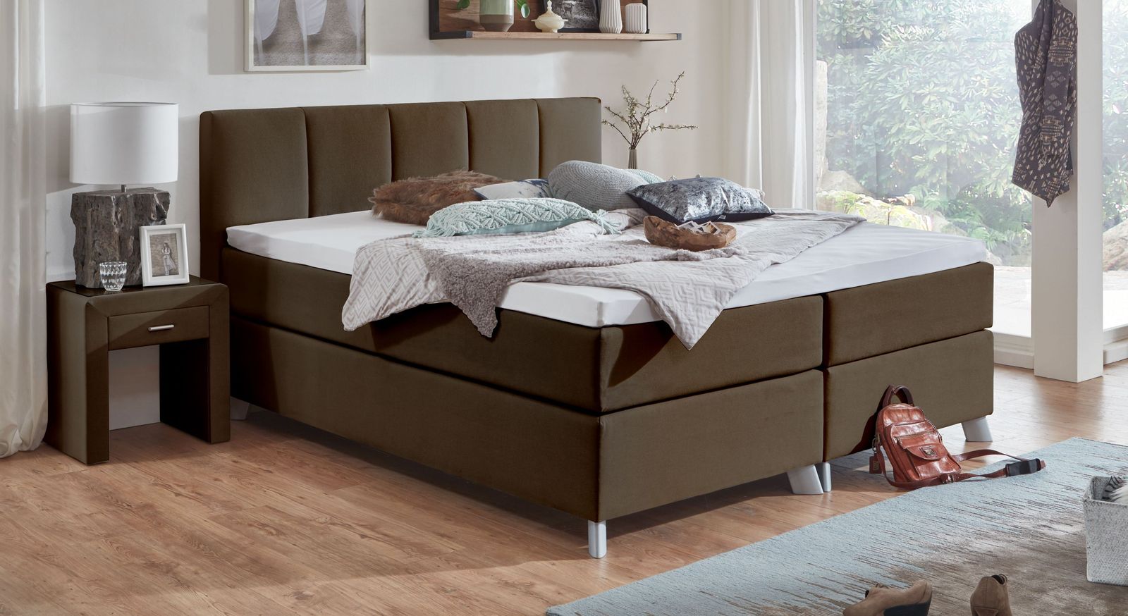 Das Komplettbett "Ramea" (hier in Braun, Liegehöhe: 66 cm) verfügt über ein flexibles Boxspringsystem.