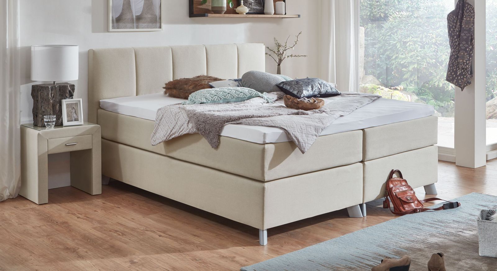 Im Farbton Creme setzen Sie auf eine dezente, zeitlose Schlafstätte (Liegehöhe: 66 cm).