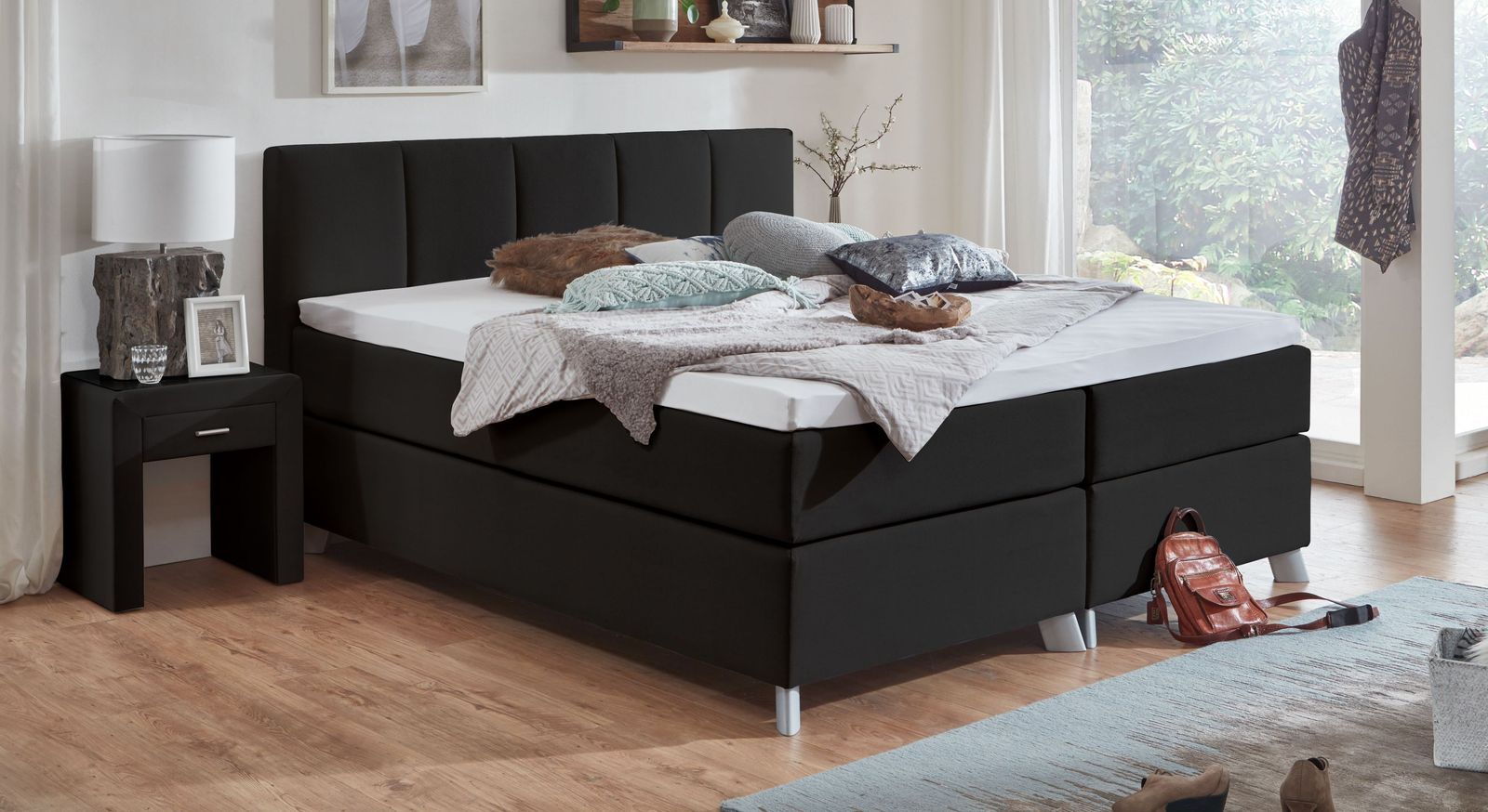 Eine klassische Schönheit ist das 66 cm hohe Boxspringbett "Ramea" mit schwarzem Webstoffbezug.