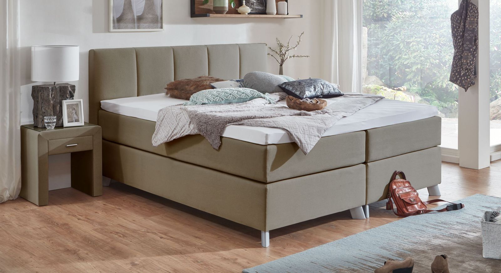 Das taupefarbene Boxspringbett "Ramea" (Liegehöhe: 66 cm) passt hervorragend in moderne Räume.