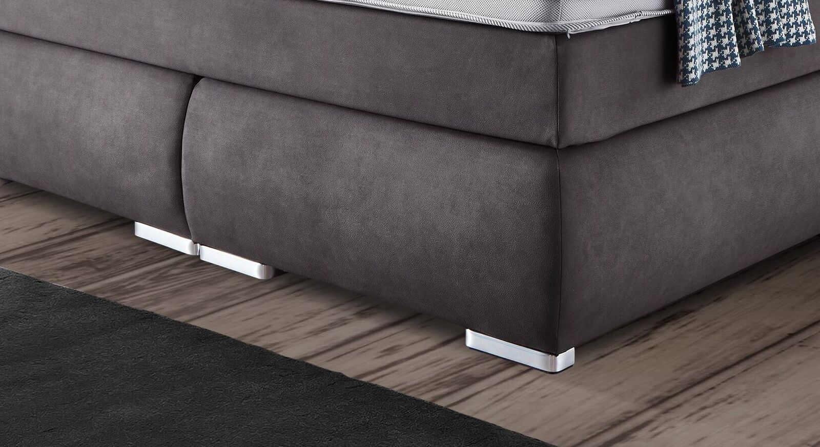 Die niedrigen Bettbeine aus verchromtem Metall passen perfekt in die moderne Optik des Boxspringbettes.